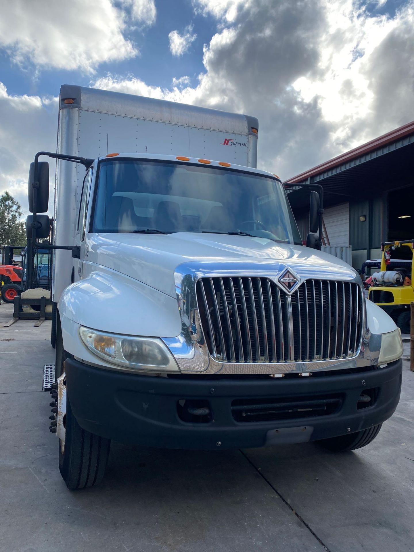 IH4300 BOX TRUCK, 16' X 8' BED, 4,000 LB CAPACITY LIFT GATE, NEWER ROLL UP BACK DOOR - Image 3 of 24