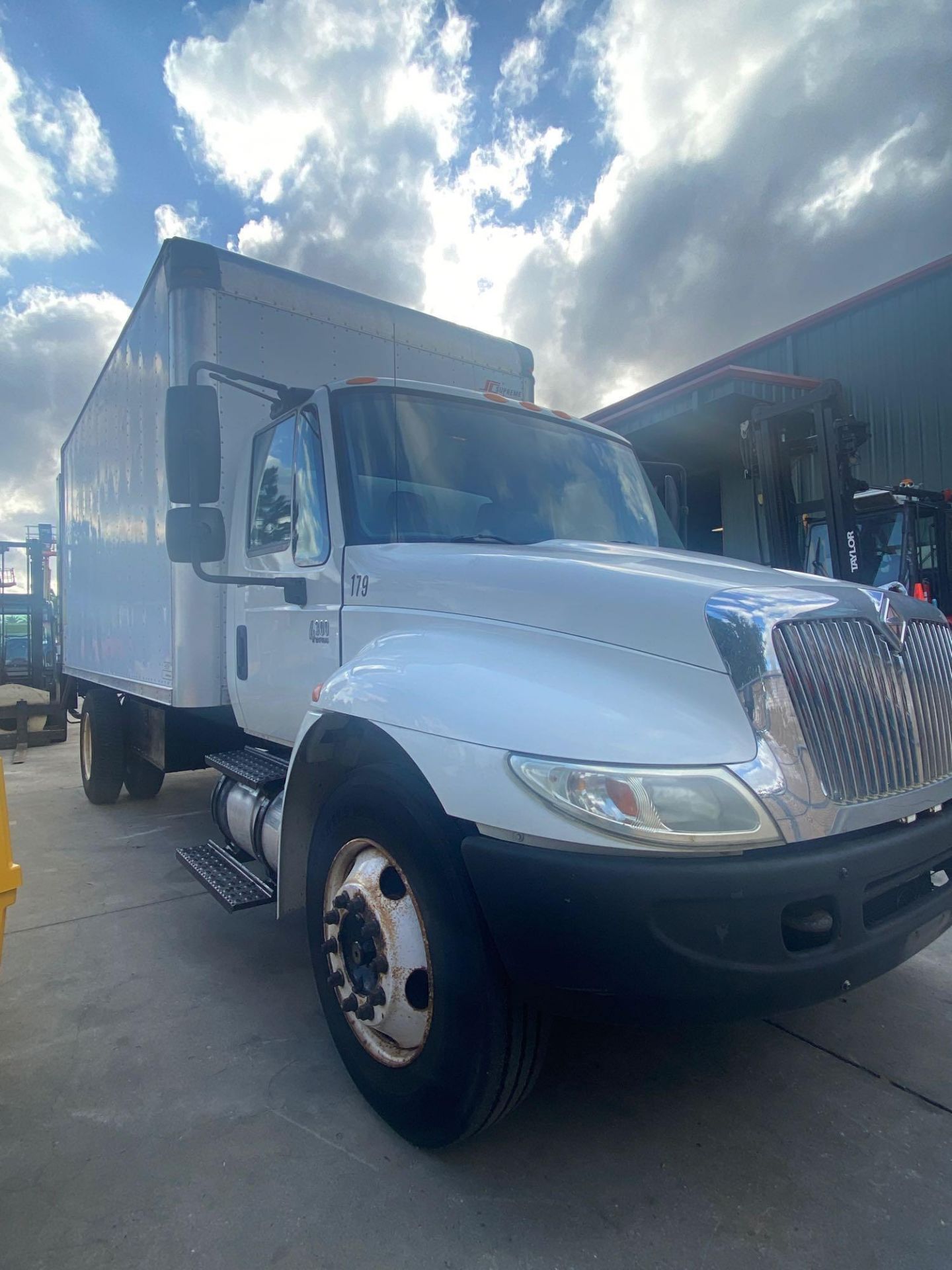 IH4300 BOX TRUCK, 16' X 8' BED, 4,000 LB CAPACITY LIFT GATE, NEWER ROLL UP BACK DOOR - Image 4 of 24