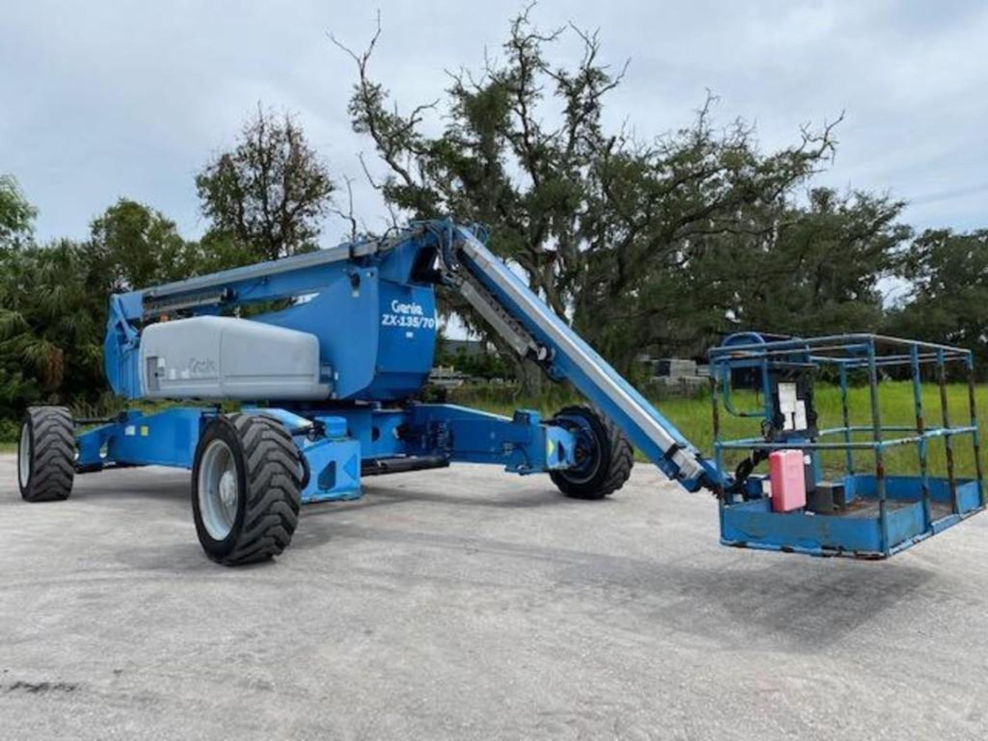 2013 GENIE ZX 135/70 DIESEL ARTICULATING BOOM LIFT, CRAB STEERING AND EXTENDABLE LEGS - Image 9 of 38