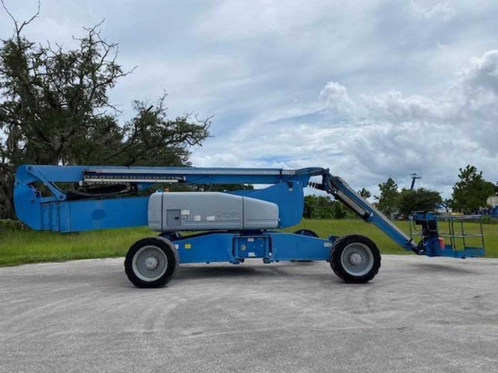 2013 GENIE ZX 135/70 DIESEL ARTICULATING BOOM LIFT, CRAB STEERING AND EXTENDABLE LEGS - Image 11 of 38