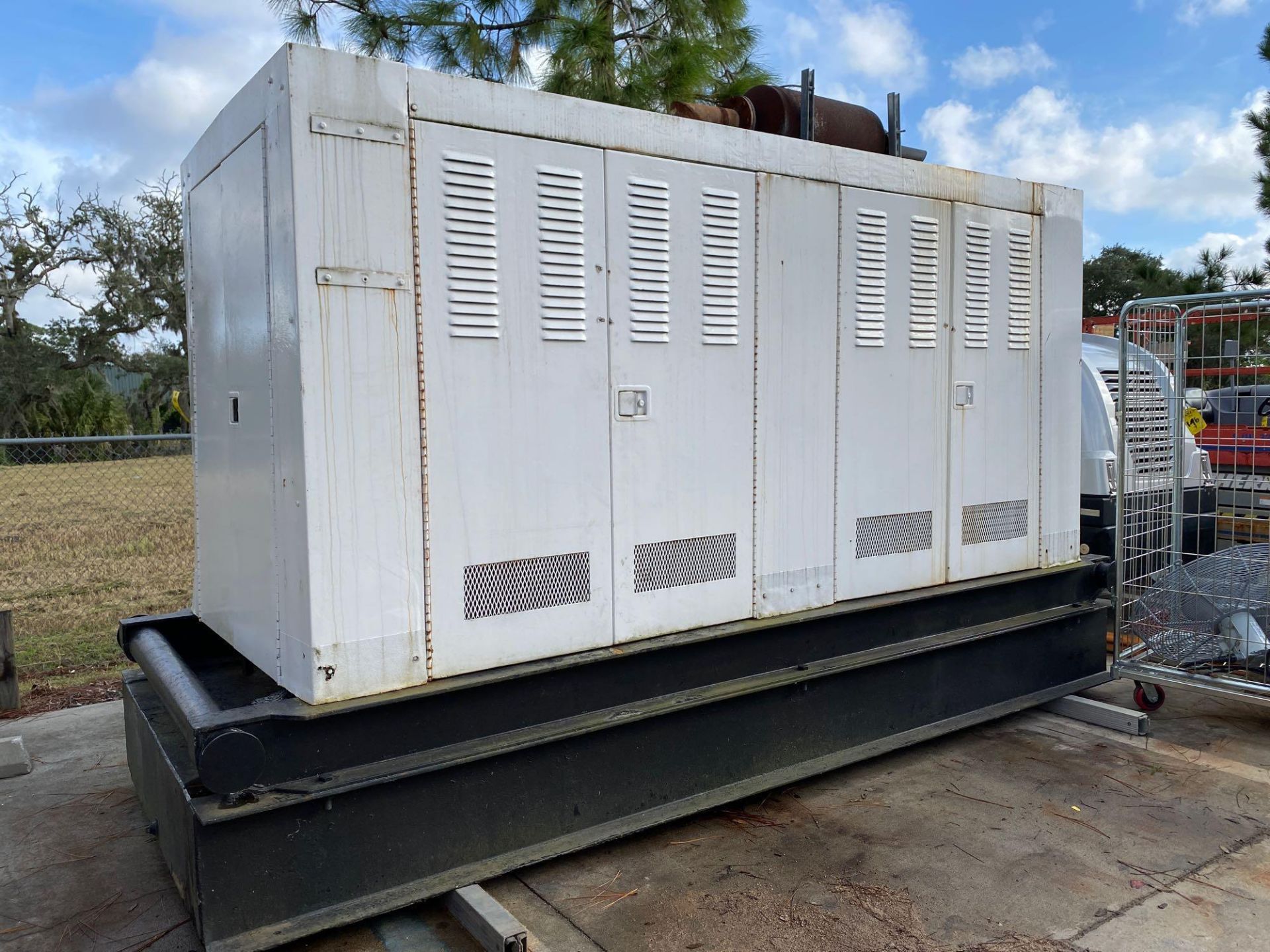 200KW/250KVA CATERPILLAR DIESEL GENERATOR, MODEL 3208, 594 HOURS SHOWING, RUNS & OPERATES