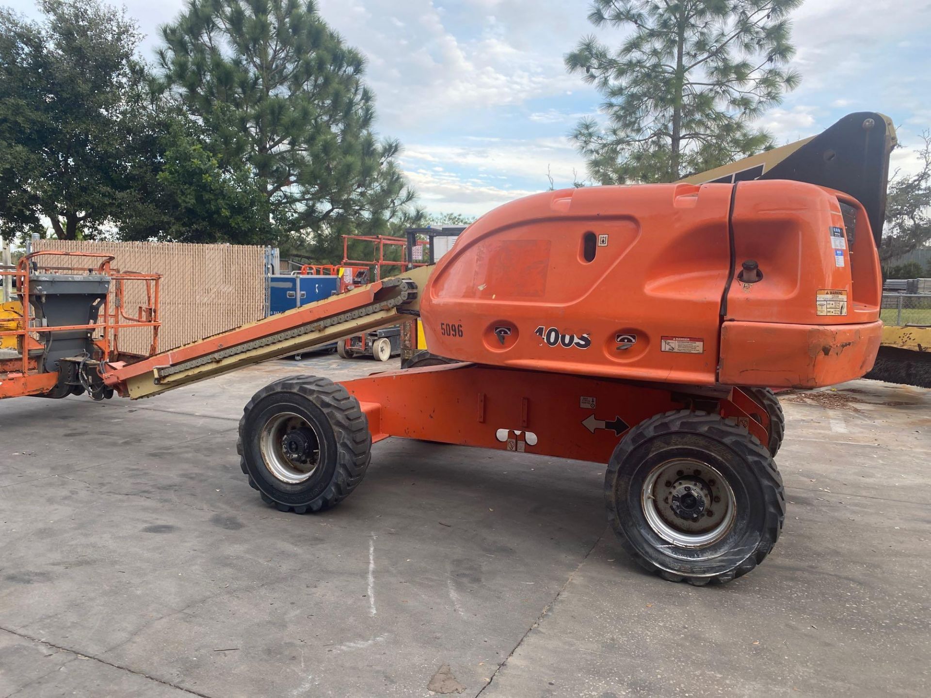 2012 JLG 400S DIESEL BOOM LIFT, 40' PLATFORM HEIGHT - Image 8 of 23