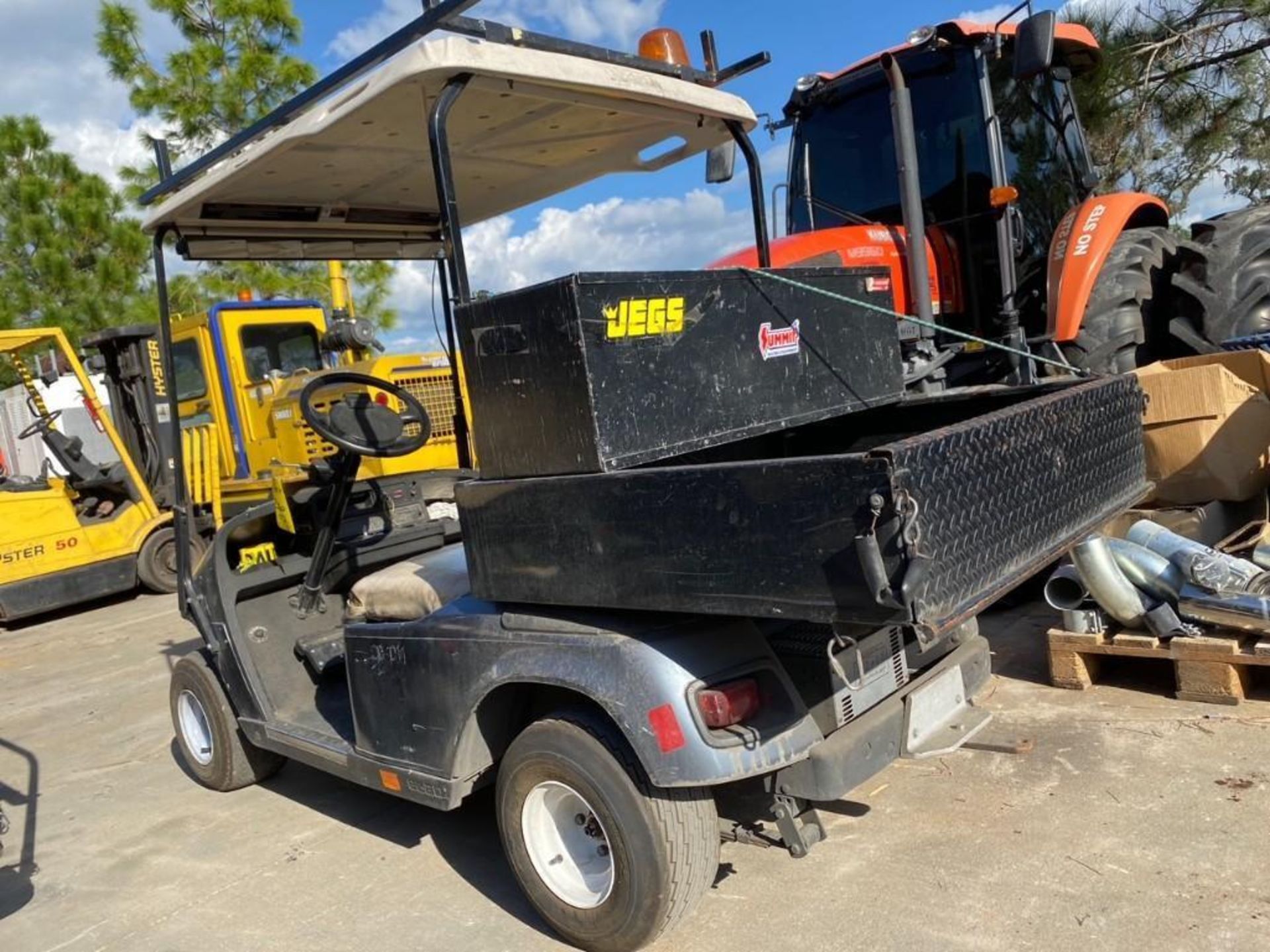 EZ-GO ELECTRIC GOLF CART, BATTERY CHARGER, RUNS AND DRIVES - Image 3 of 14