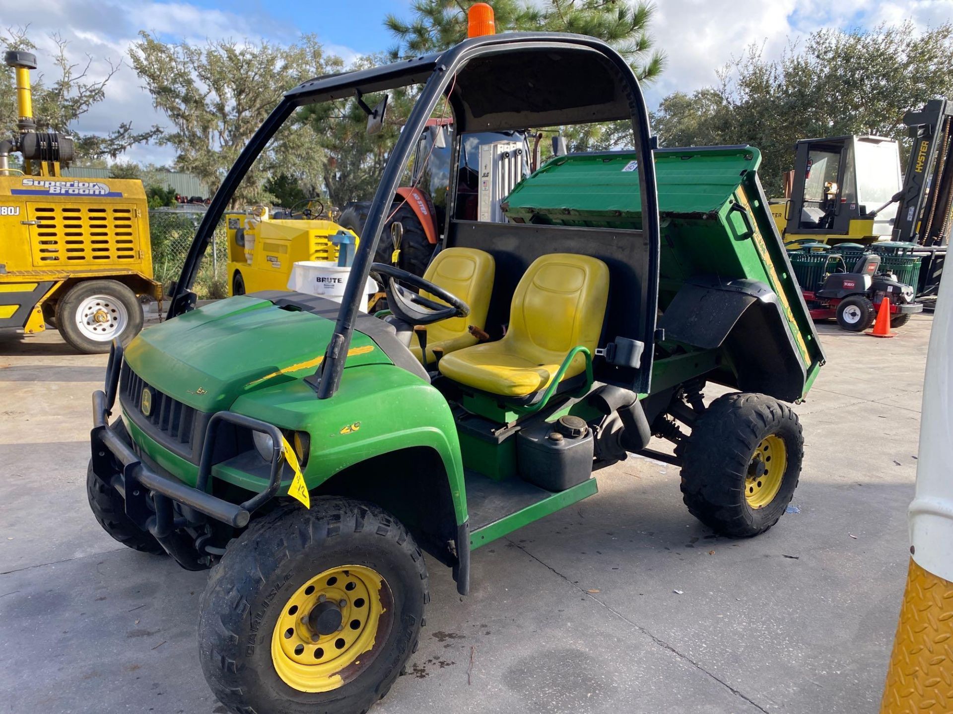 JOHN DEERE GATOR XUV UTILITY CART WITH HYDRAULIC DUMP BED, GAS POWERED, 1,713 HOURS SHOWING 4x4