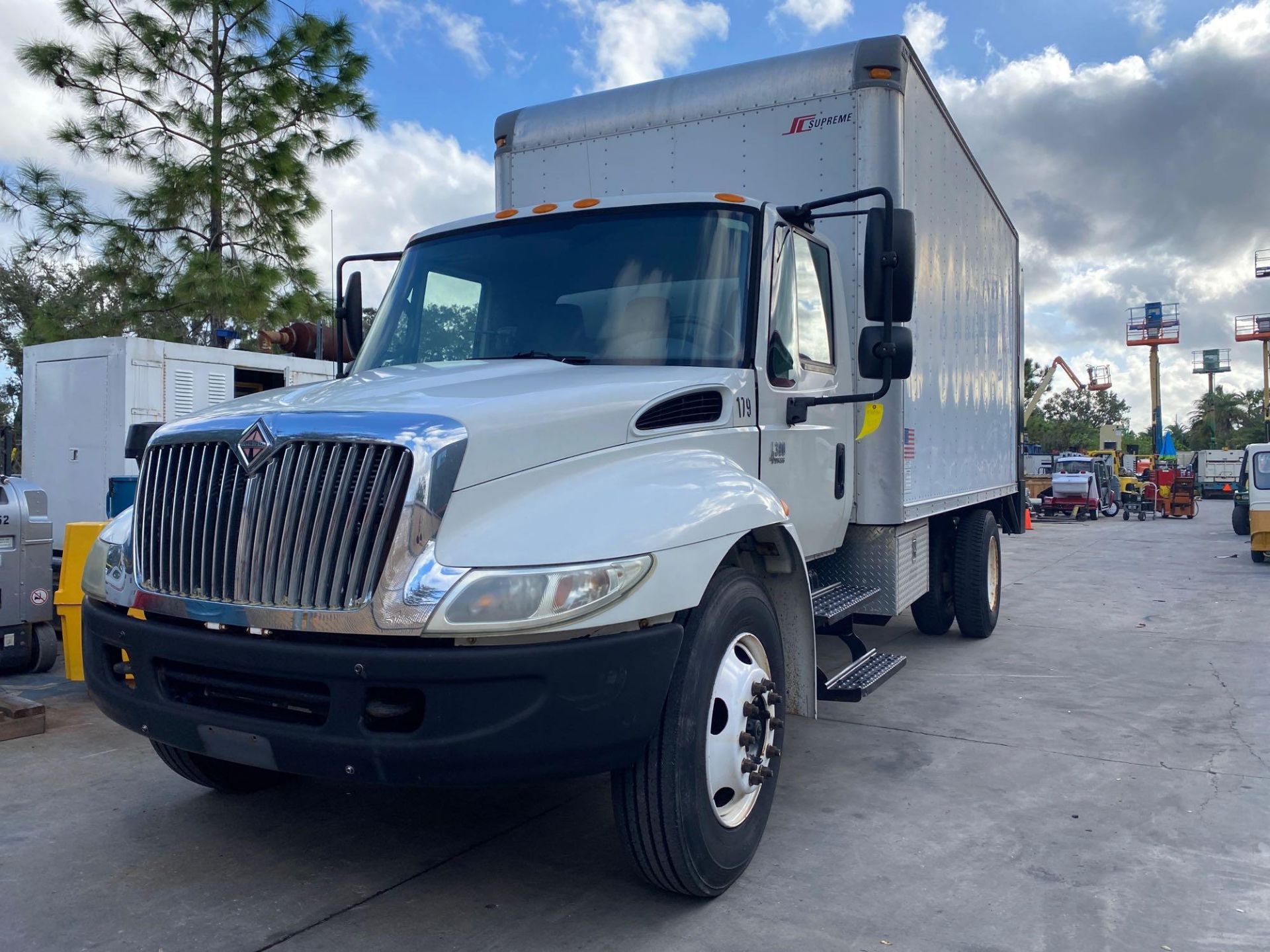 IH4300 BOX TRUCK, 16' X 8' BED, 4,000 LB CAPACITY LIFT GATE, NEWER ROLL UP BACK DOOR - Image 2 of 24