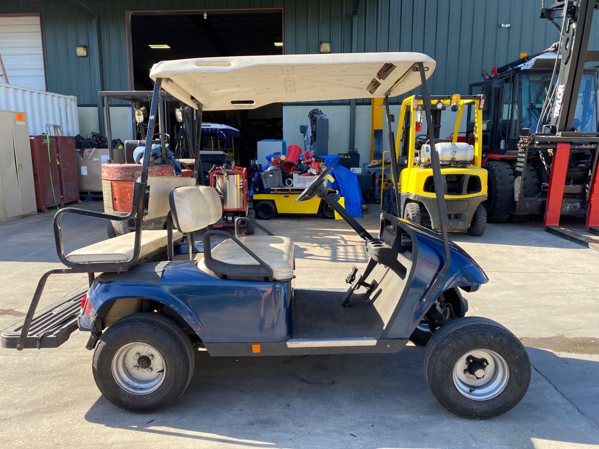 EZ-GO ELECTRIC GOLF CART, REAR SEATING, BATTERY CHARGER INCLUDED, RUNS AND DRIVES - Image 5 of 8