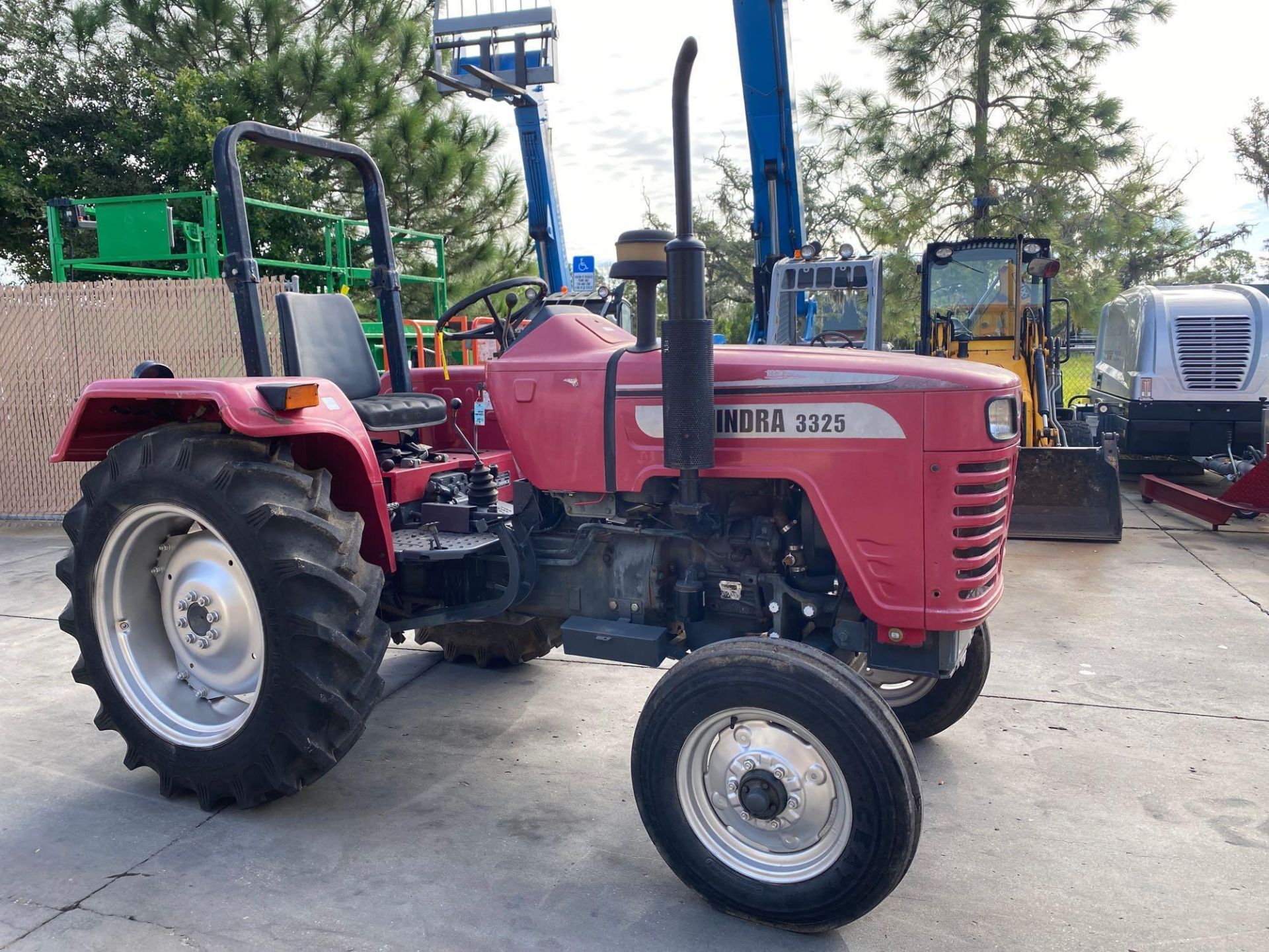 MAHINDRA 3325DI DIESEL TRACTOR, PTO, 3 POINT HITCH, RUNS AND DRIVES - Image 6 of 26