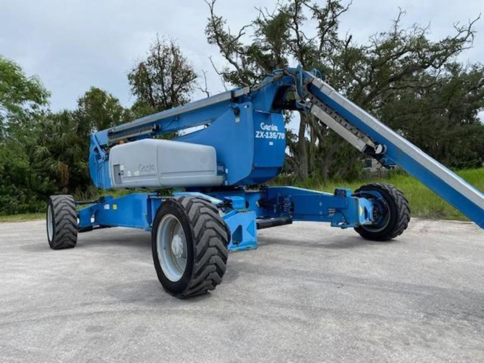 2013 GENIE ZX 135/70 DIESEL ARTICULATING BOOM LIFT, CRAB STEERING AND EXTENDABLE LEGS - Image 29 of 38