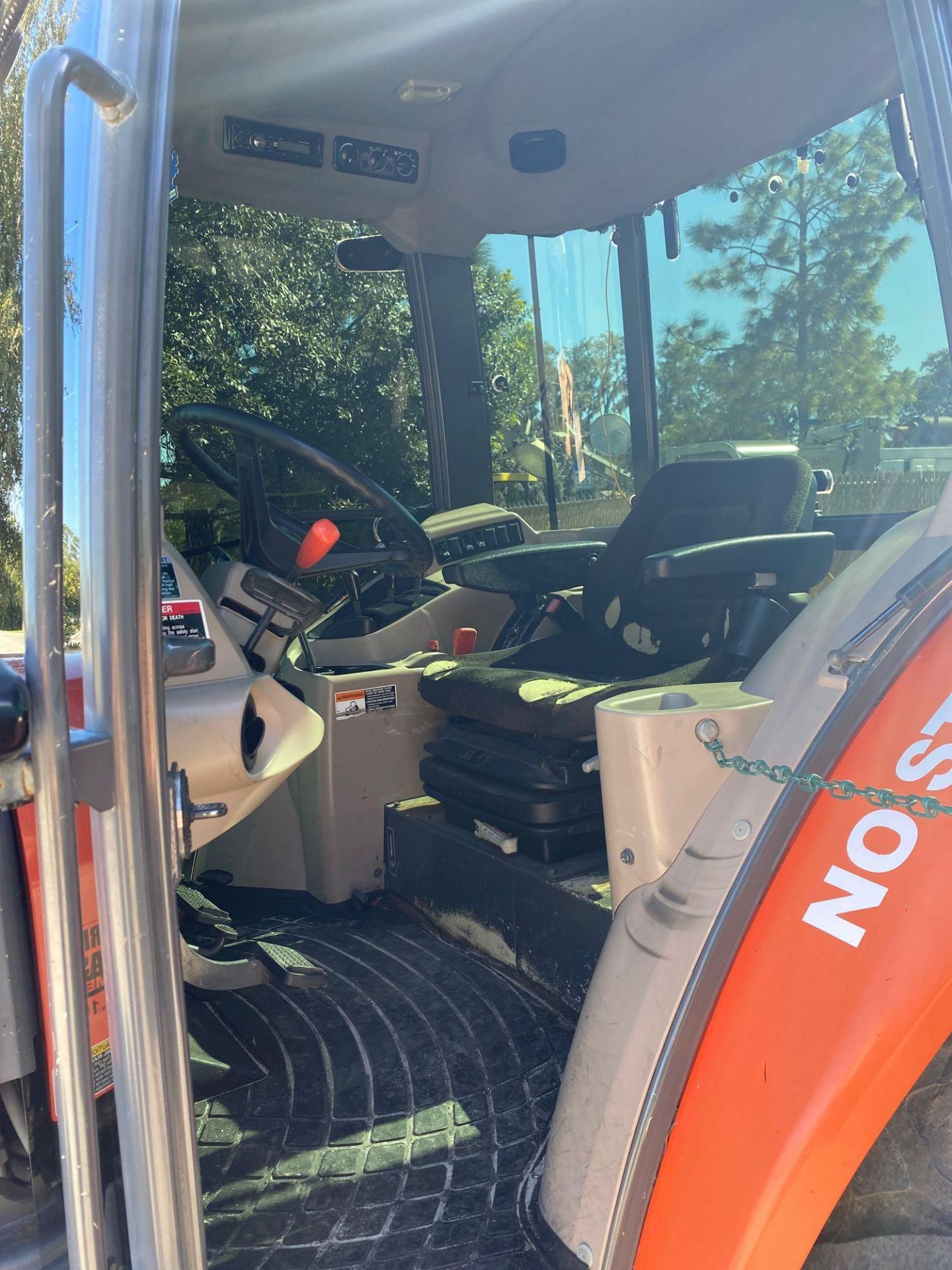 2012 KUBOTA M9960 DIESEL TRACTOR, DUAL REAR WHEELS, ENCLOSED CAB, HEAT, A/C BLOWS COLD - Image 28 of 44