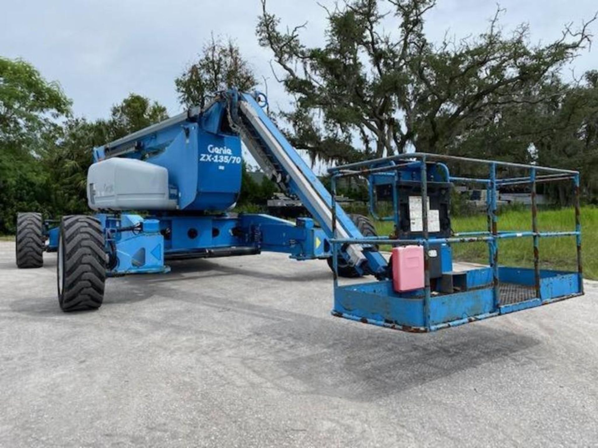 2013 GENIE ZX 135/70 DIESEL ARTICULATING BOOM LIFT, CRAB STEERING AND EXTENDABLE LEGS - Image 5 of 38