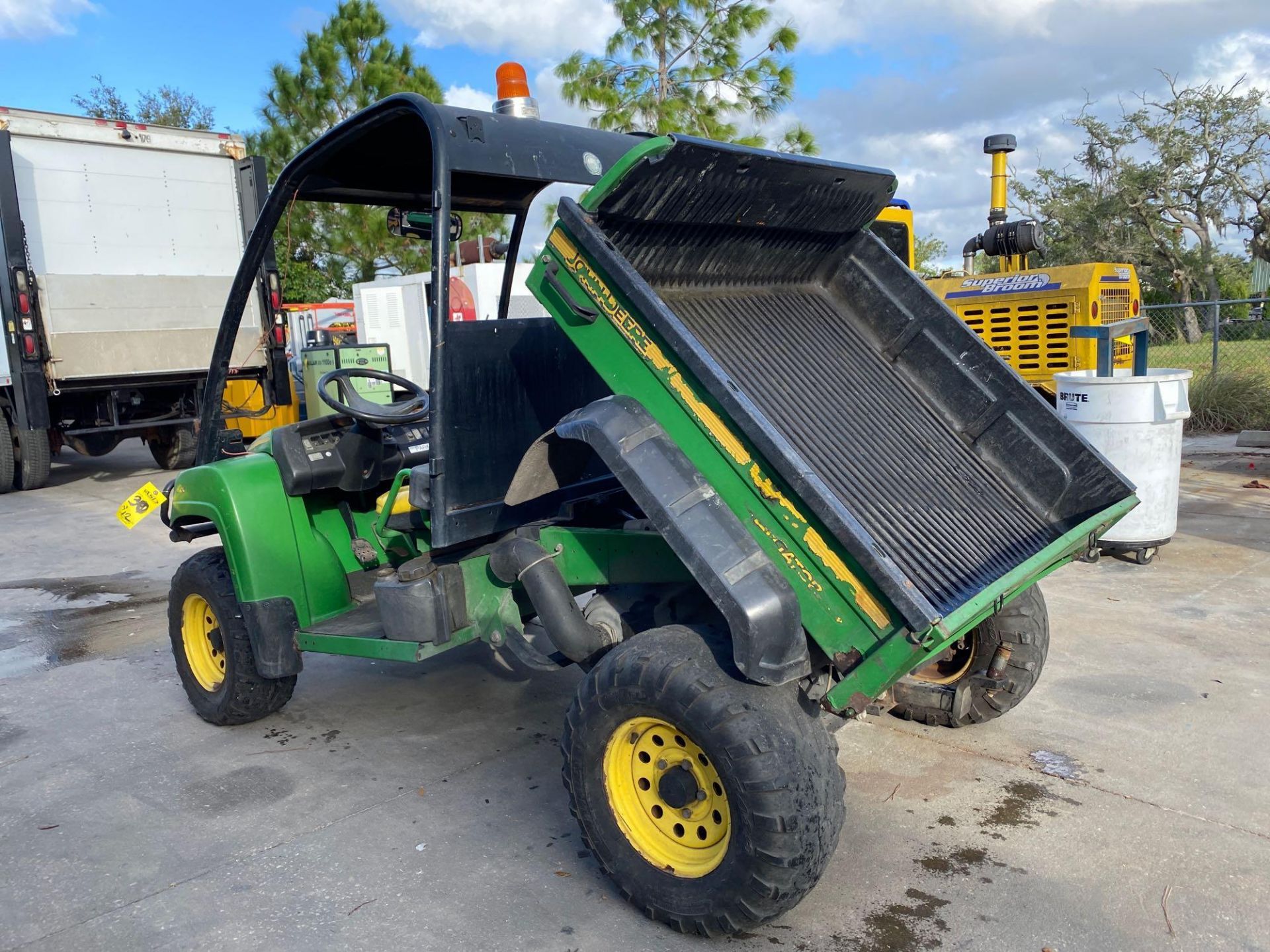 JOHN DEERE GATOR XUV UTILITY CART WITH HYDRAULIC DUMP BED, GAS POWERED, 1,713 HOURS SHOWING 4x4 - Image 4 of 9