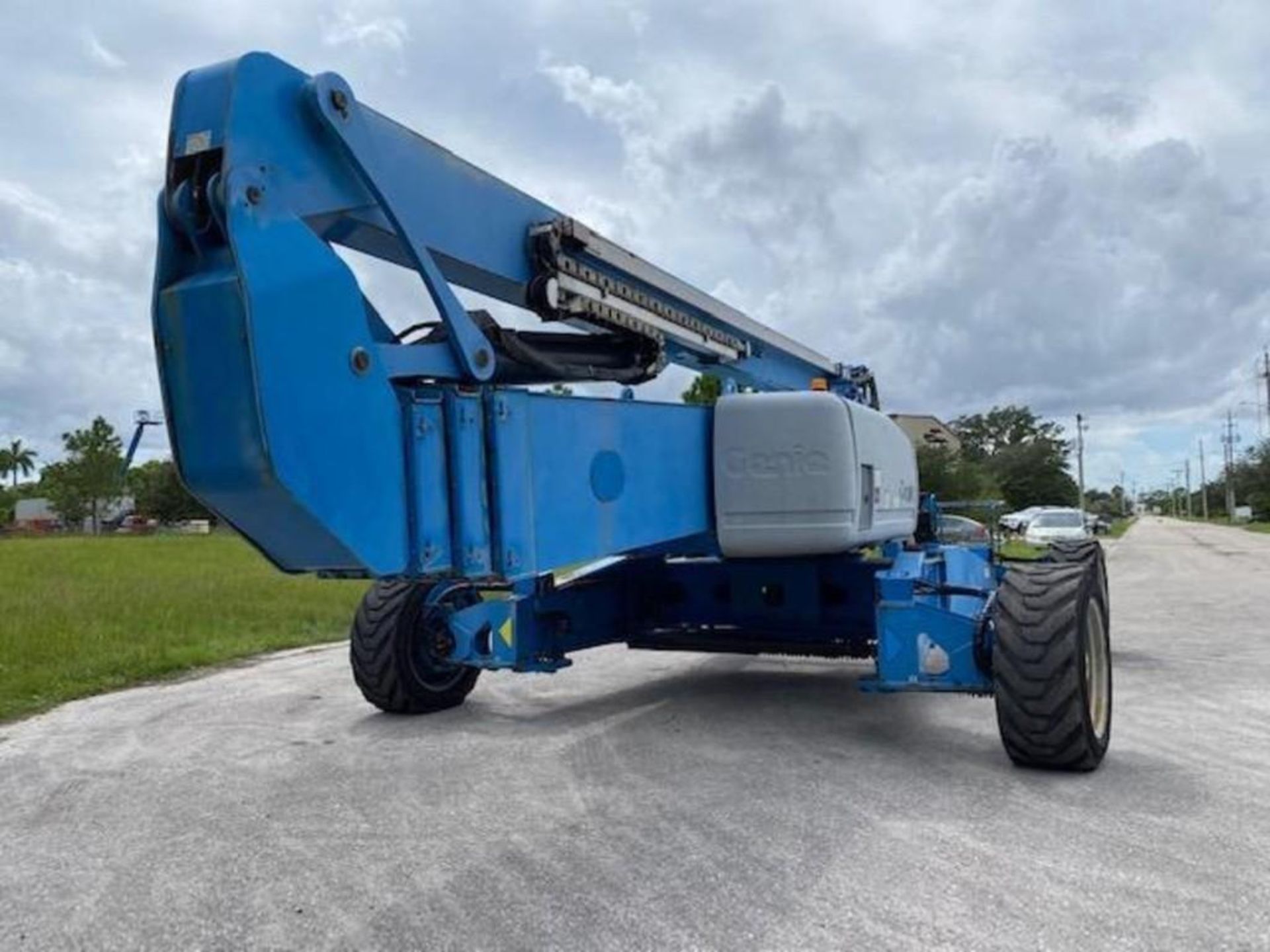 2013 GENIE ZX 135/70 DIESEL ARTICULATING BOOM LIFT, CRAB STEERING AND EXTENDABLE LEGS - Image 21 of 38