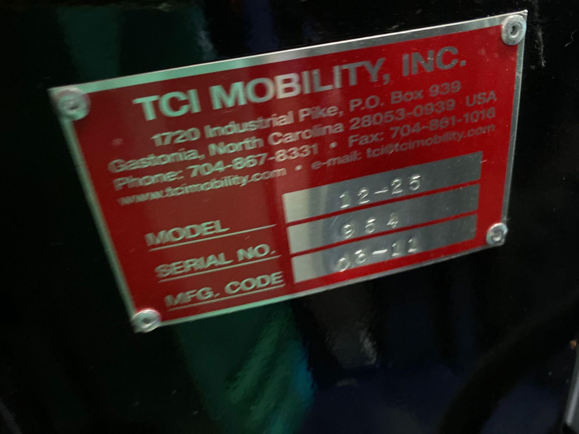 TCI MOBILITY BATTERY CART WITH 2 BATTERIES AND CHARGER - Image 5 of 5