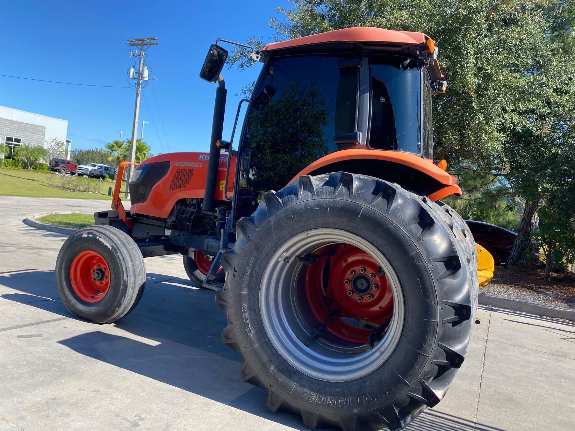 2012 KUBOTA M9960 DIESEL TRACTOR, DUAL REAR WHEELS, ENCLOSED CAB, HEAT, A/C BLOWS COLD - Image 26 of 44
