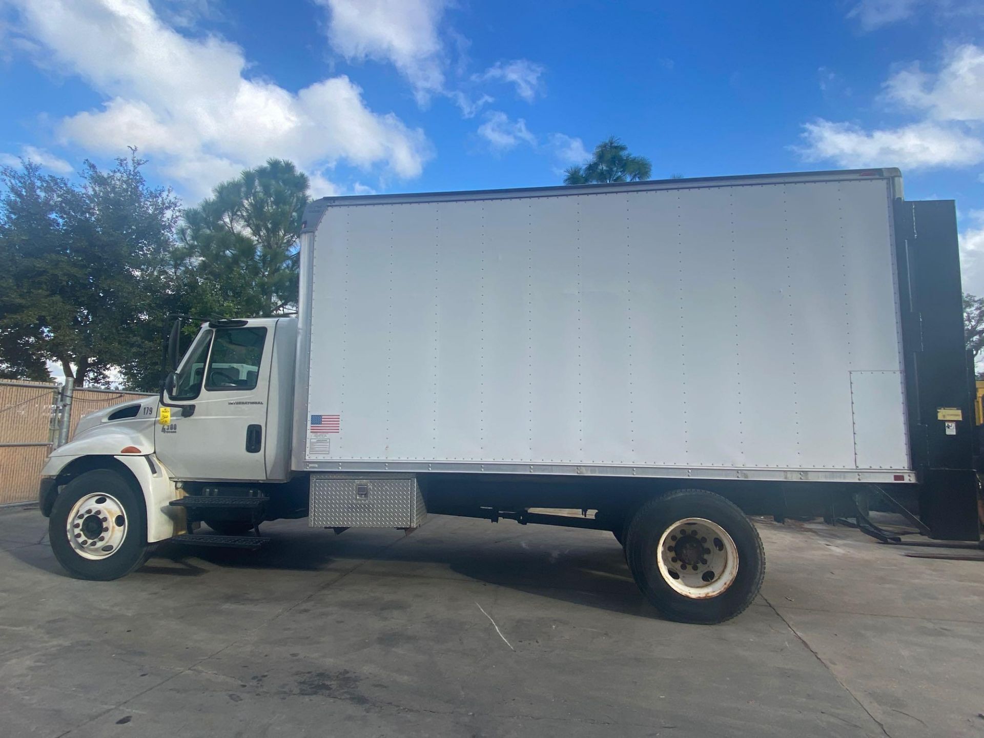 IH4300 BOX TRUCK, 16' X 8' BED, 4,000 LB CAPACITY LIFT GATE, NEWER ROLL UP BACK DOOR - Image 9 of 24