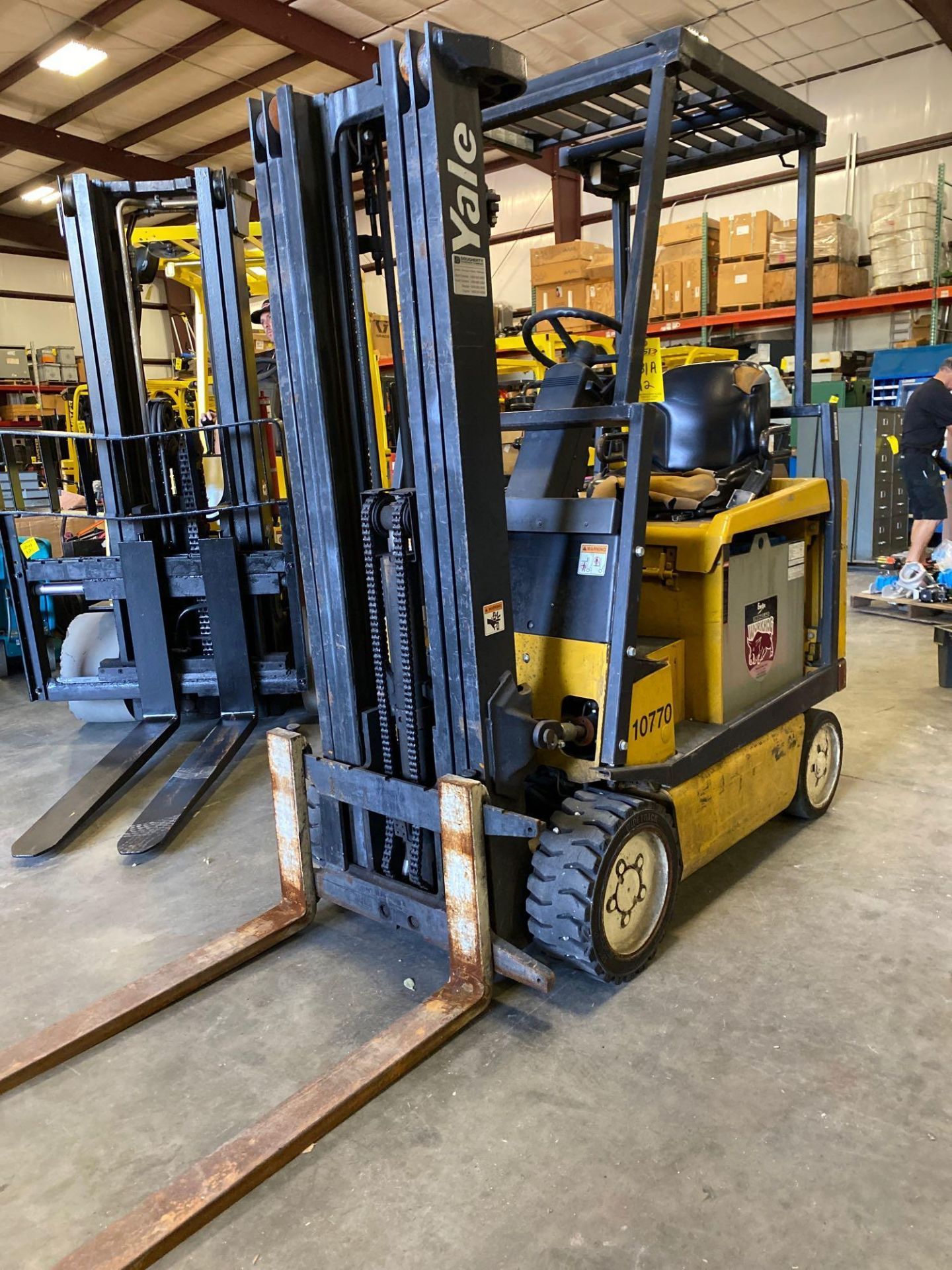 YALE ELECTRIC FORKLIFT MODEL ERC040, 4,000 LB CAPACITY, 189" HEIGHT CAP, 48V, TILT, POWERS ON, WILL - Image 6 of 16