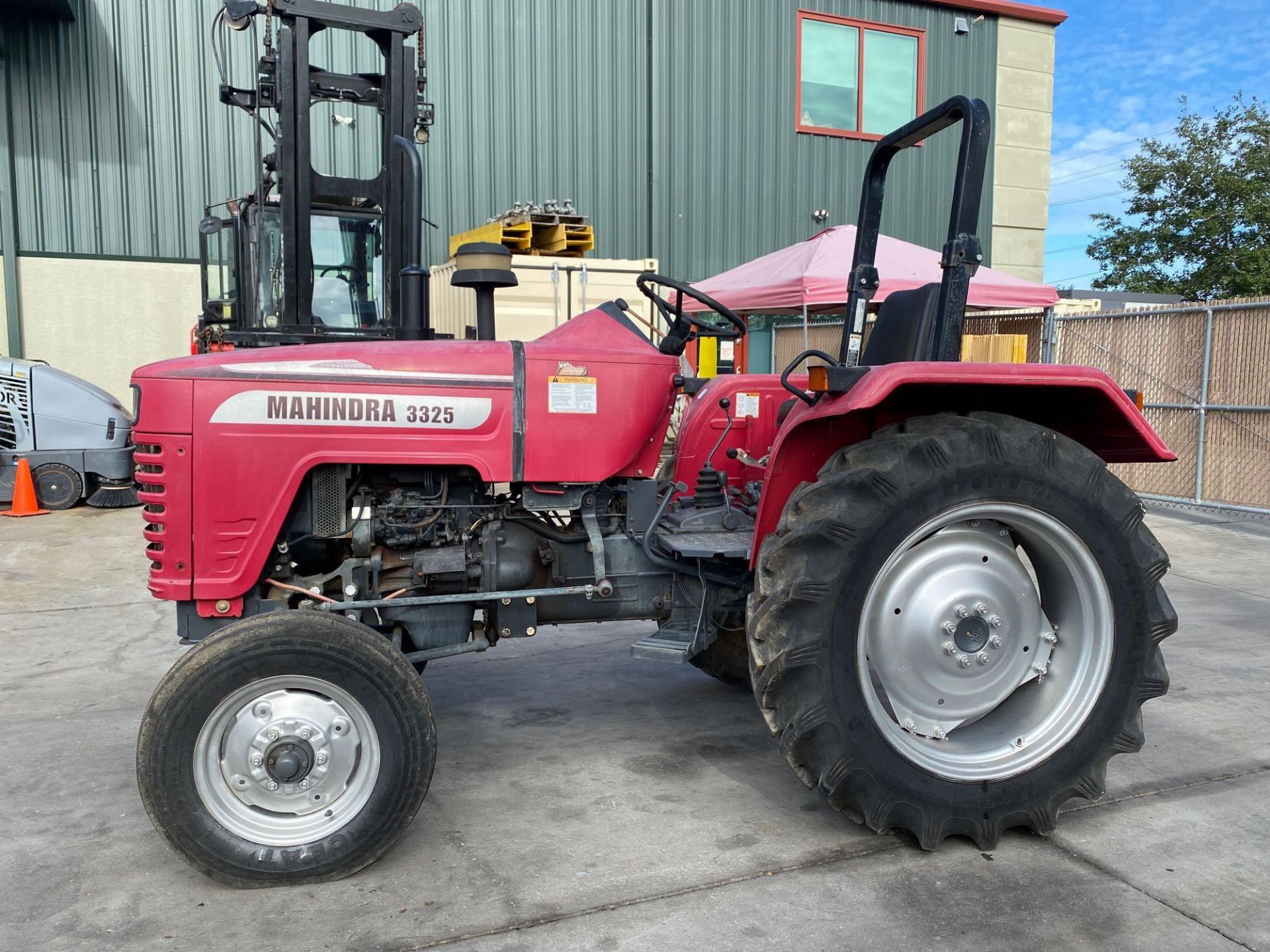 MAHINDRA 3325DI DIESEL TRACTOR, PTO, 3 POINT HITCH, RUNS AND DRIVES - Image 2 of 26