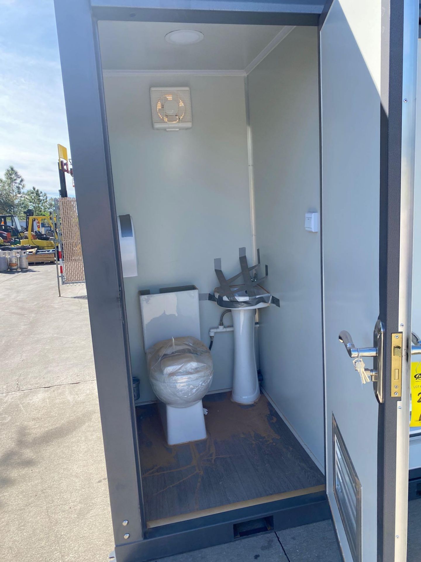 UNUSED DUAL STALL PORTABLE BATHROOM UNIT, PLUMBING & ELECTRIC HOOK UP, FORK POCKETS, SINKS, LOCKABLE - Image 6 of 7