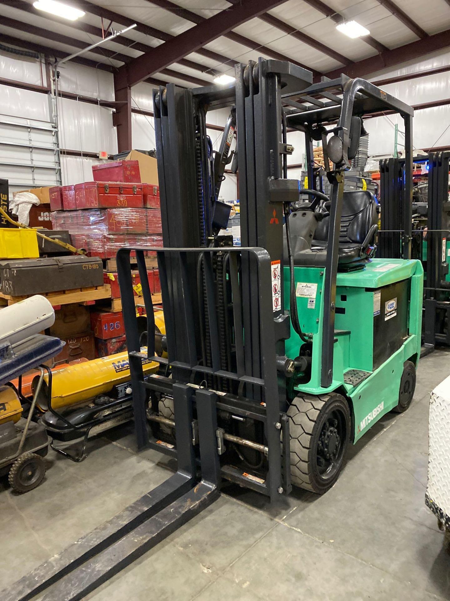 2015 MITSUBISHI FBC25N2 36V FORKLIFT, APPROX 4500LB CAPACITY, TILT, SIDESHIFT, HYDRAULIC FORK POSITI - Image 2 of 24