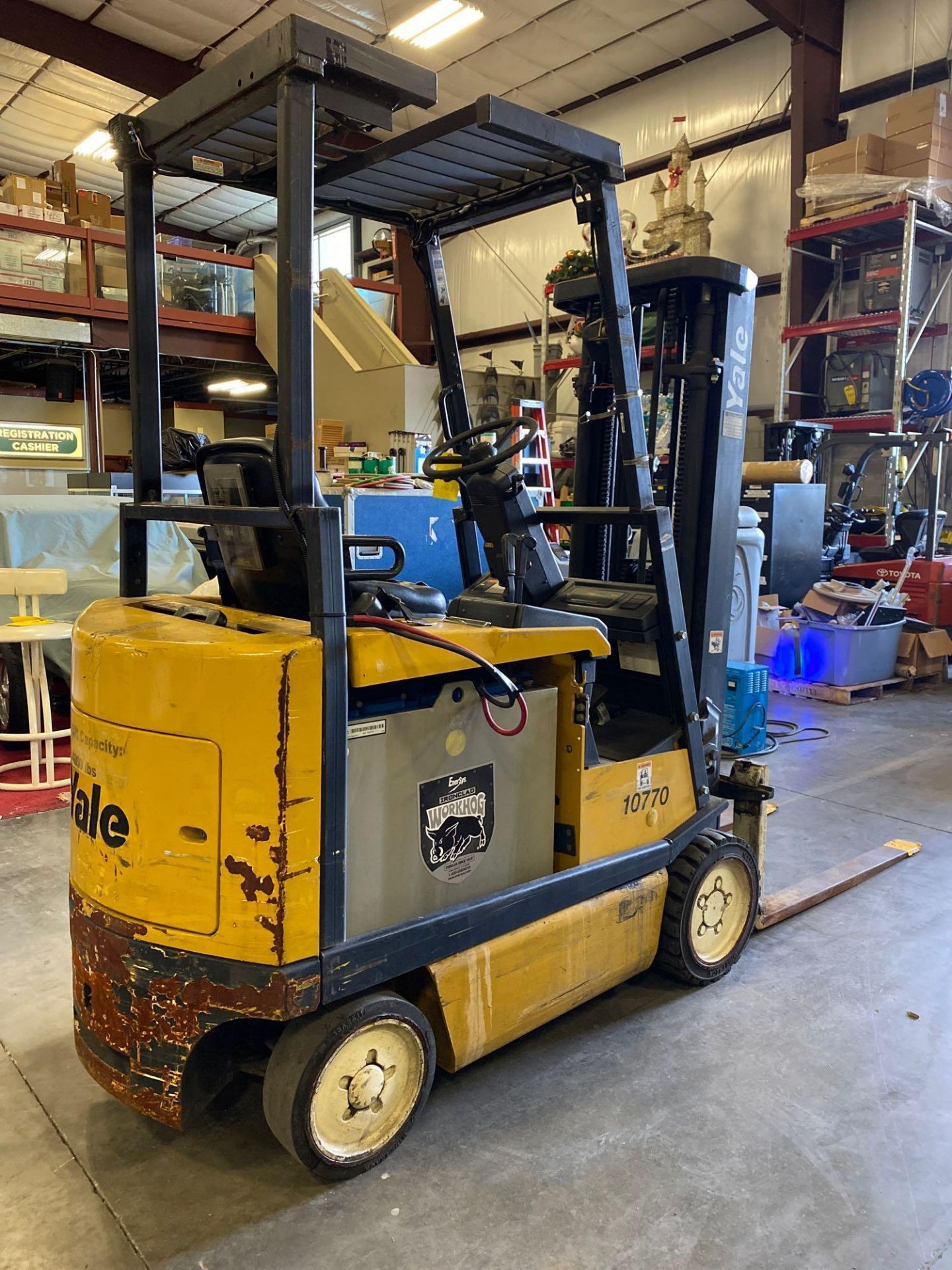 YALE ELECTRIC FORKLIFT MODEL ERC040, 4,000 LB CAPACITY, 189" HEIGHT CAP, 48V, TILT, POWERS ON, WILL - Image 12 of 16