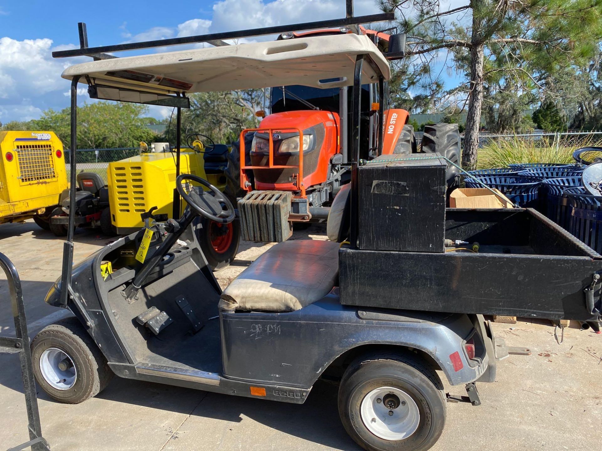 EZ-GO ELECTRIC GOLF CART, BATTERY CHARGER, RUNS AND DRIVES - Image 8 of 14