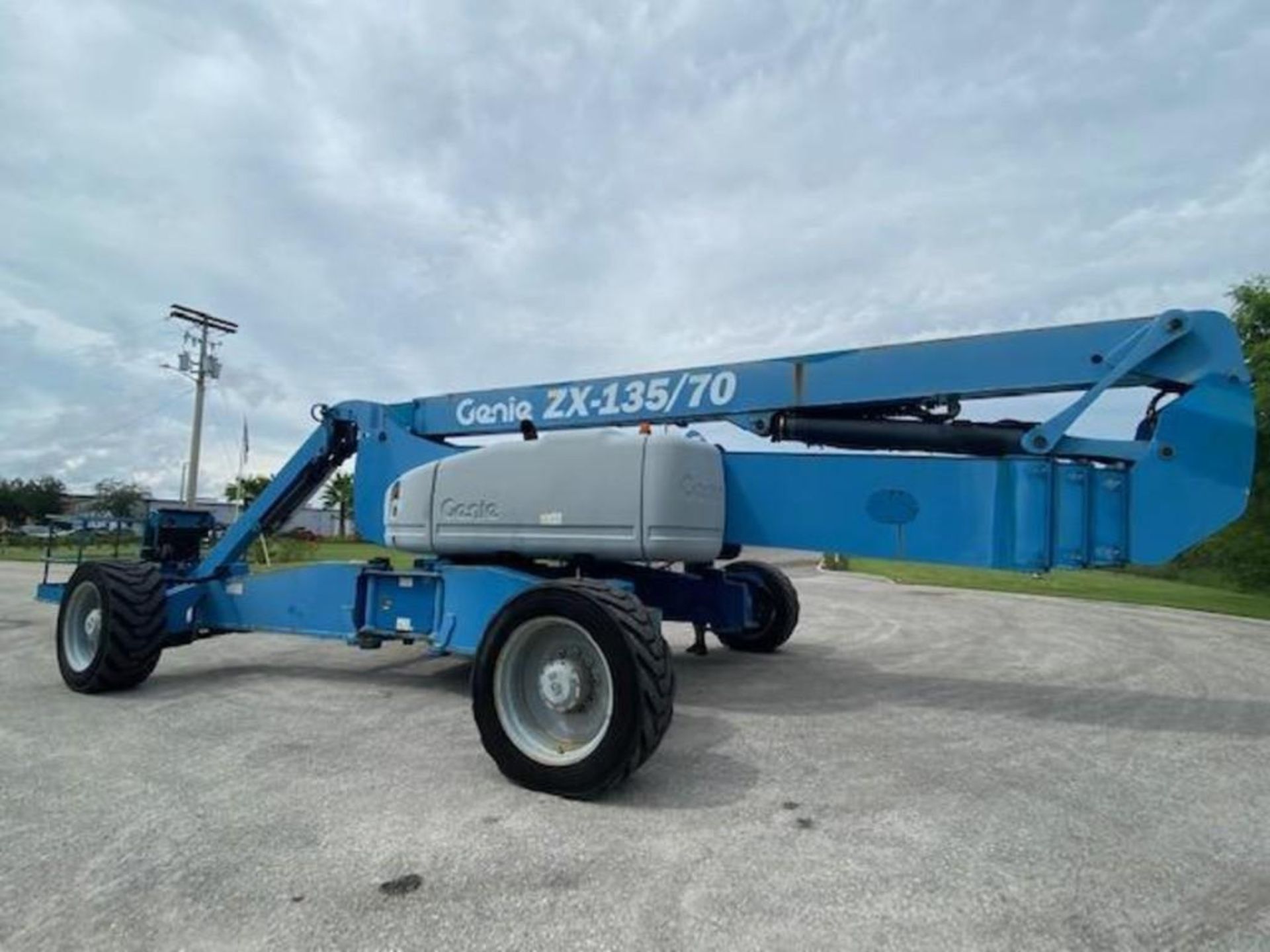 2013 GENIE ZX 135/70 DIESEL ARTICULATING BOOM LIFT, CRAB STEERING AND EXTENDABLE LEGS - Image 15 of 38