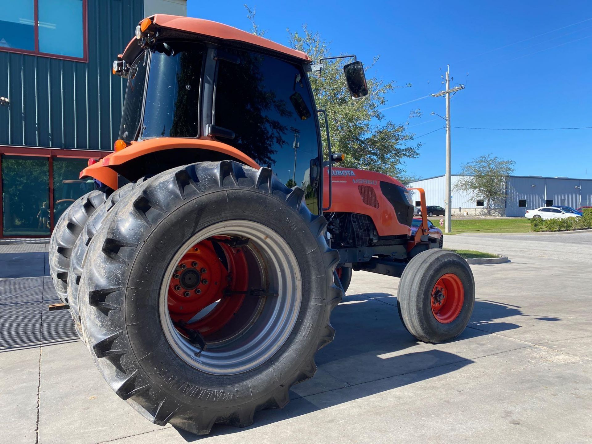 2012 KUBOTA M9960 DIESEL TRACTOR, DUAL REAR WHEELS, ENCLOSED CAB, HEAT, A/C BLOWS COLD - Image 14 of 44