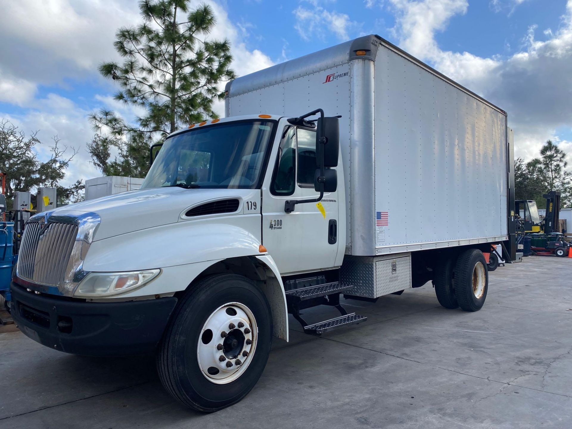 IH4300 BOX TRUCK, 16' X 8' BED, 4,000 LB CAPACITY LIFT GATE, NEWER ROLL UP BACK DOOR