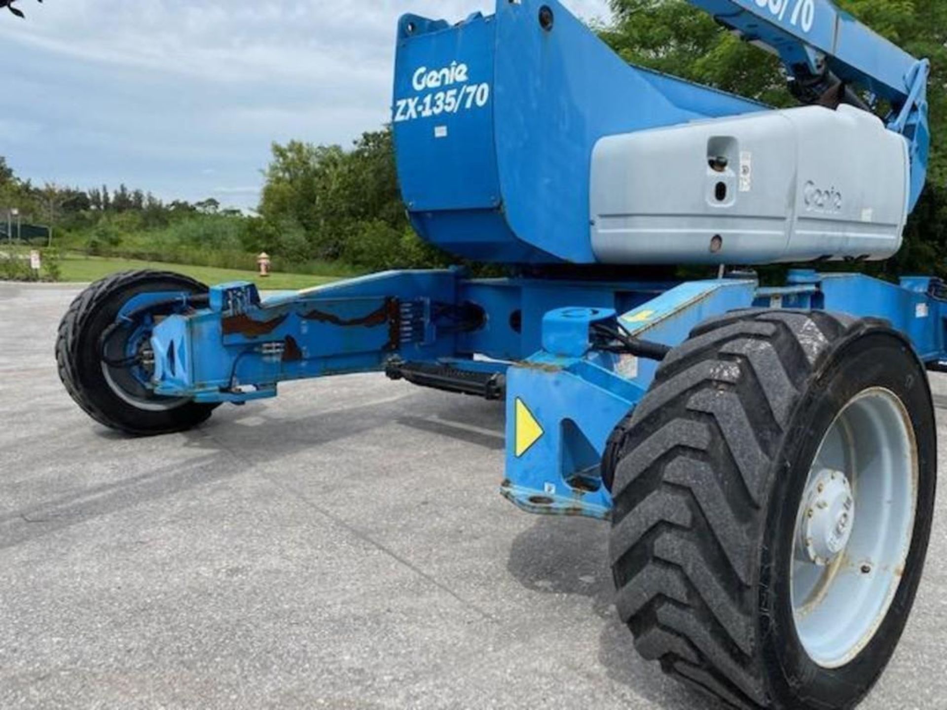 2013 GENIE ZX 135/70 DIESEL ARTICULATING BOOM LIFT, CRAB STEERING AND EXTENDABLE LEGS - Image 14 of 38