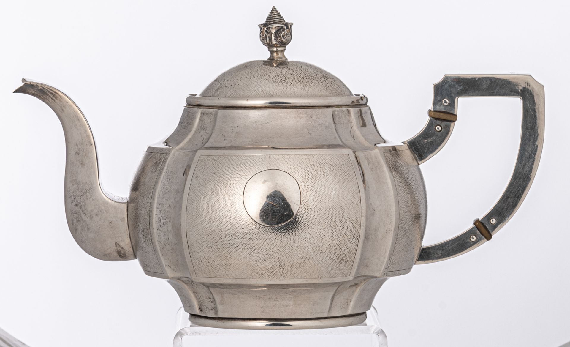 A Chinese three-piece silver tea set, hallmarked 'Zee Sung', Shanghai, H 4,5 - W 6 - D 13 cm (teapot - Bild 2 aus 21