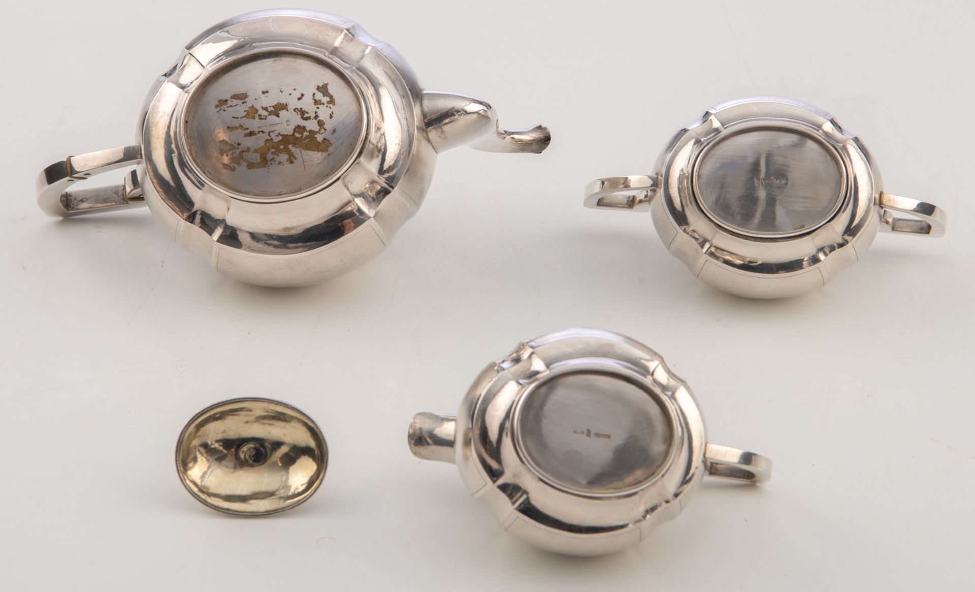 A Chinese three-piece silver tea set, hallmarked 'Zee Sung', Shanghai, H 4,5 - W 6 - D 13 cm (teapot - Bild 18 aus 21