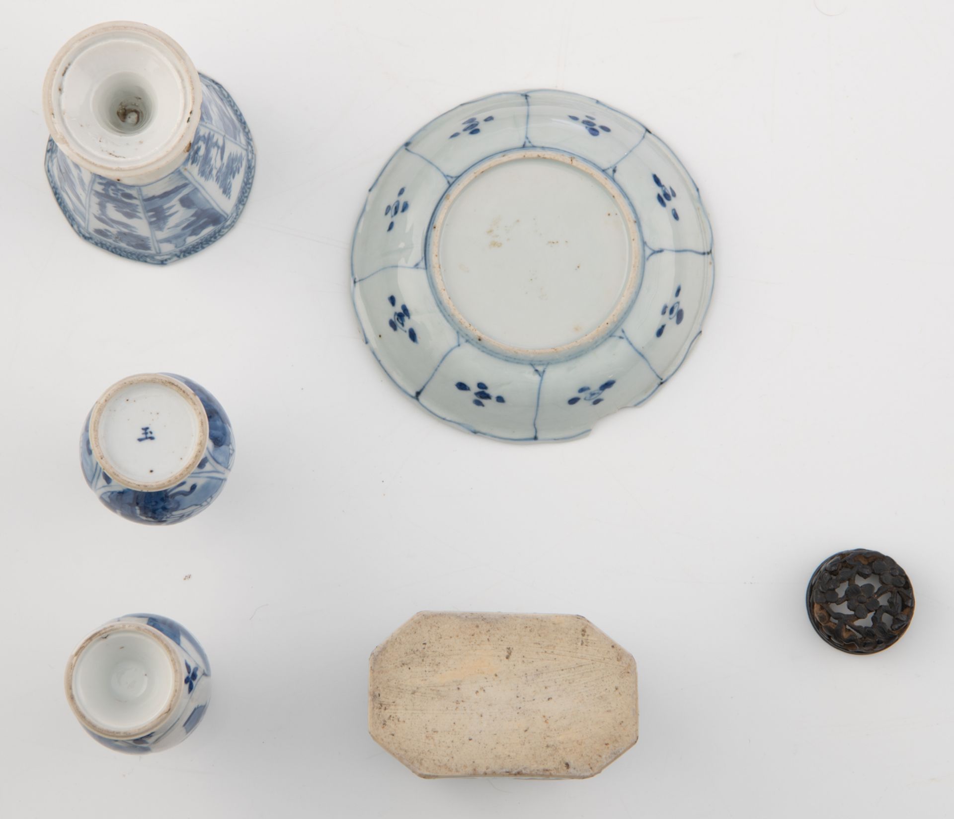 Various Chinese blue and white porcelain, a coffee pot, a sauce boat, a tea caddy, etc.,17th/18thC, - Bild 15 aus 16