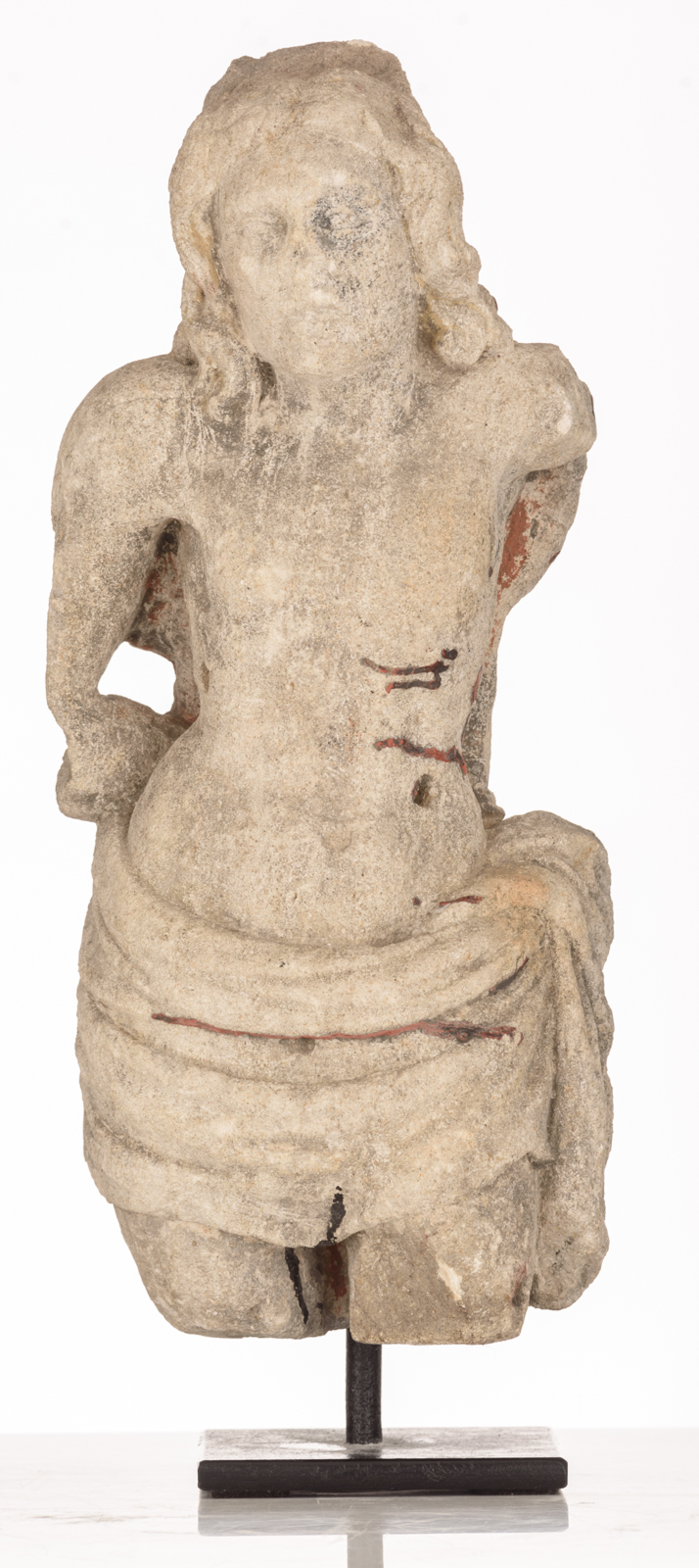 A standing sandstone figure (torso) of Saint Sebastian, early 15thC, Burgundy, H 43cm - Image 2 of 5