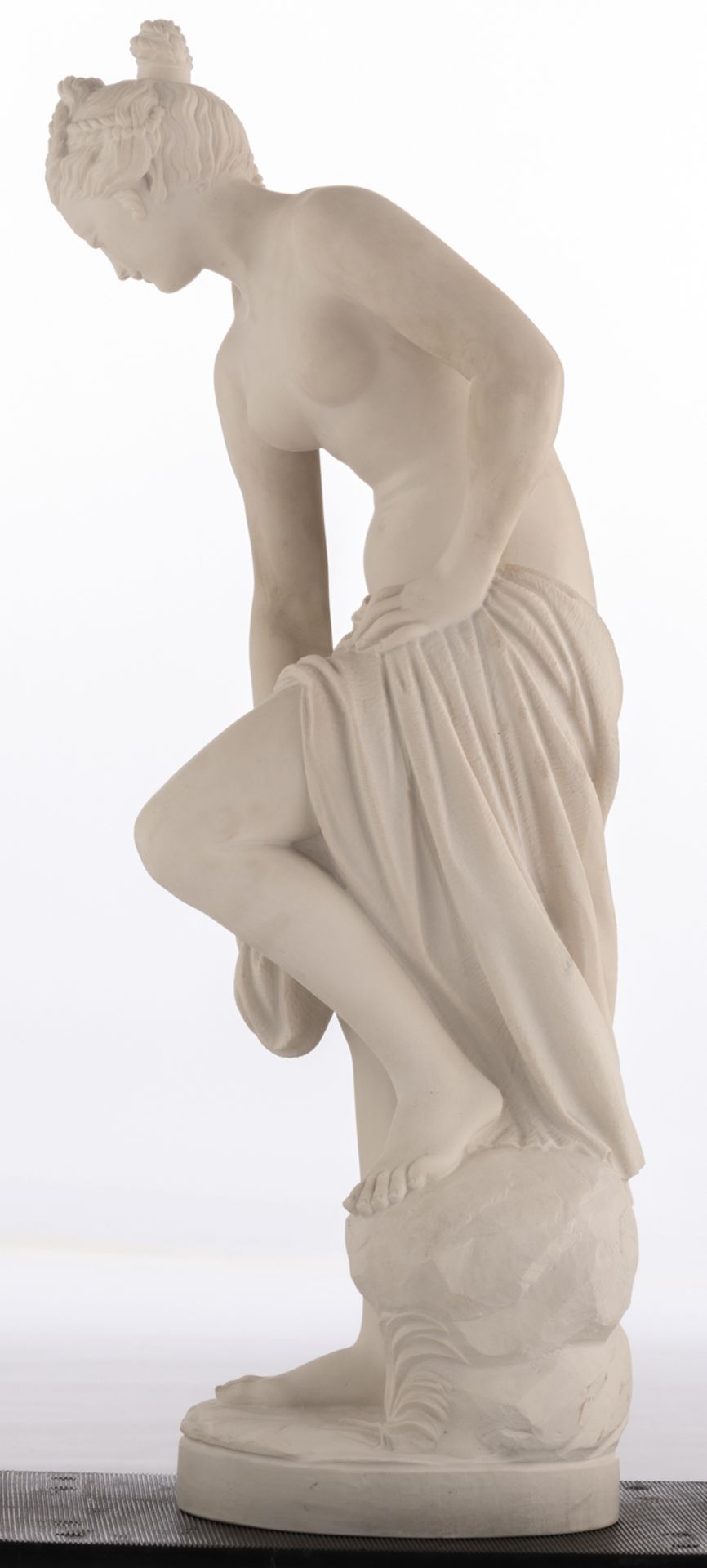 No visible signature, a bathing Venus, a composite sculpture, H 86,5 cm - Image 2 of 4