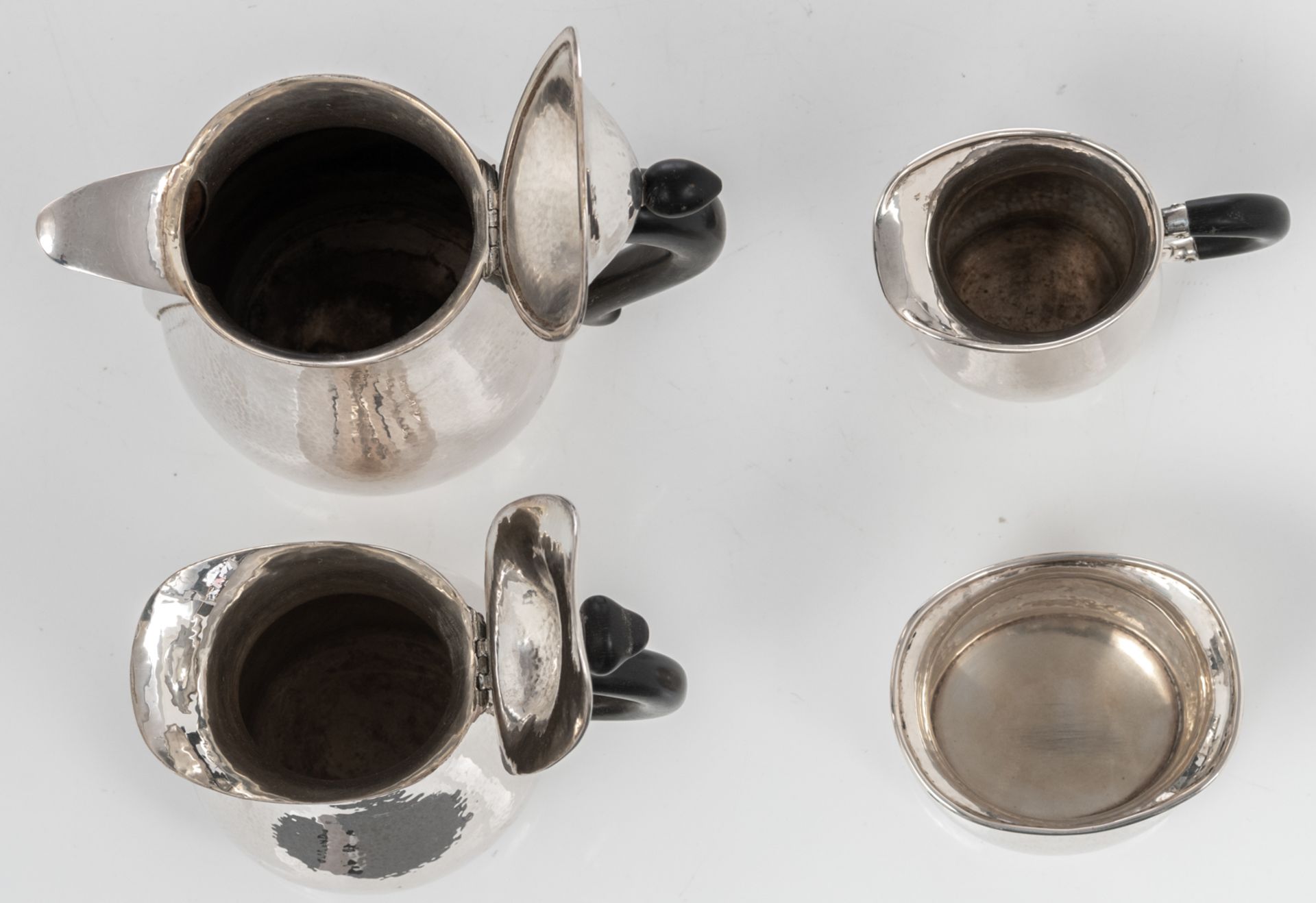 A five-part Art Deco martelé decorated silver coffee and tea set, with ebonised handles, makers mark - Bild 21 aus 28