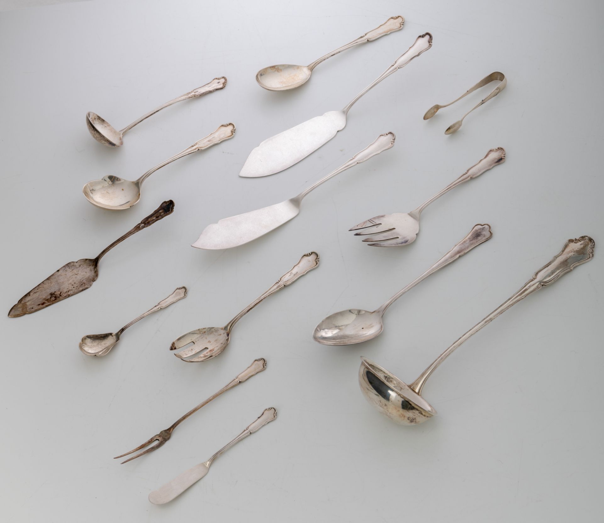 A twelve-person silver 'menagère' cutlery set 'au grand complet', 800/000, LXV model, made by Robbe - Bild 5 aus 8