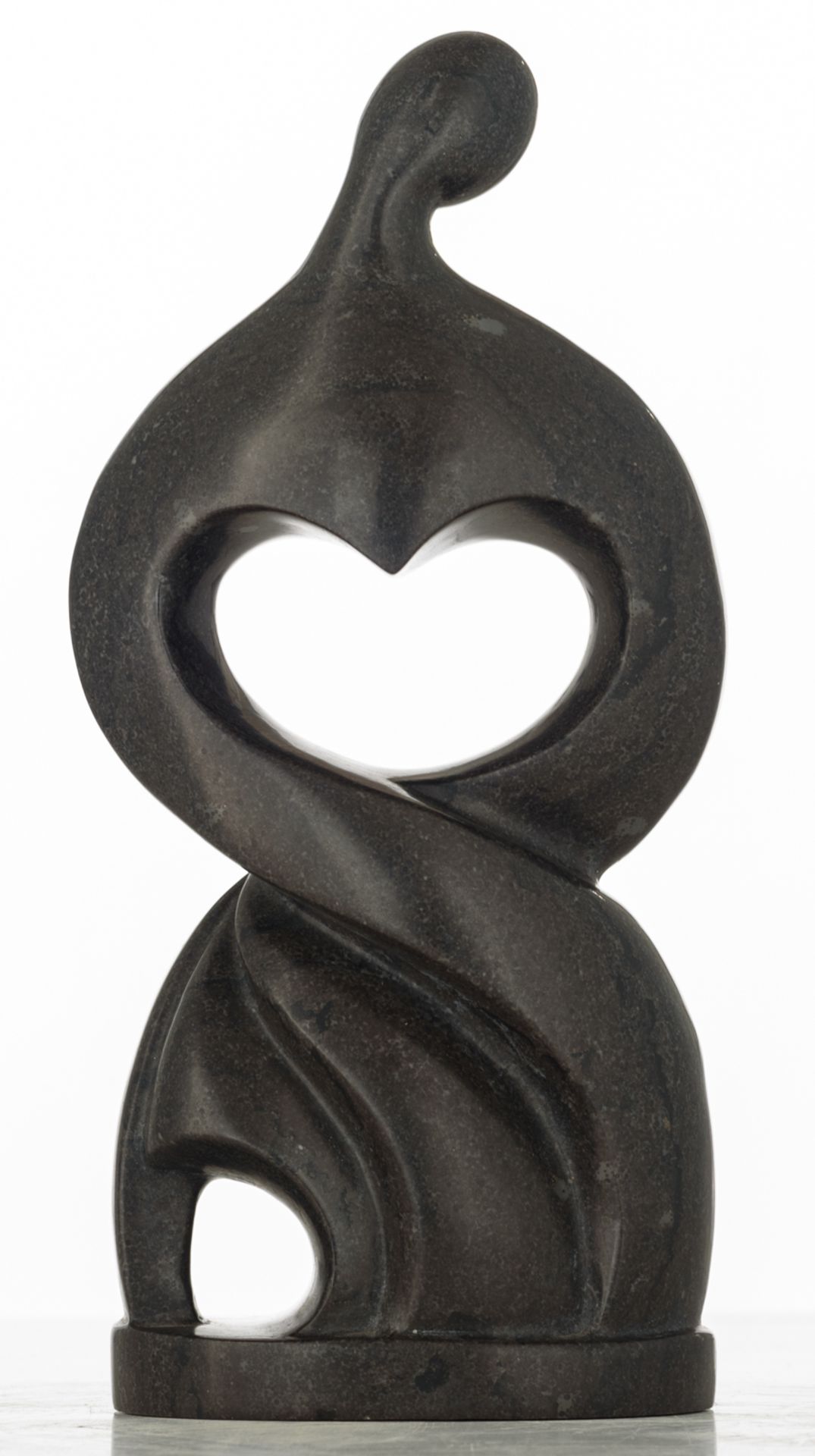 No visible signature, an abstract sculpture in the manner of Henry Moore, black granite, H 26,5 cm - Image 3 of 5