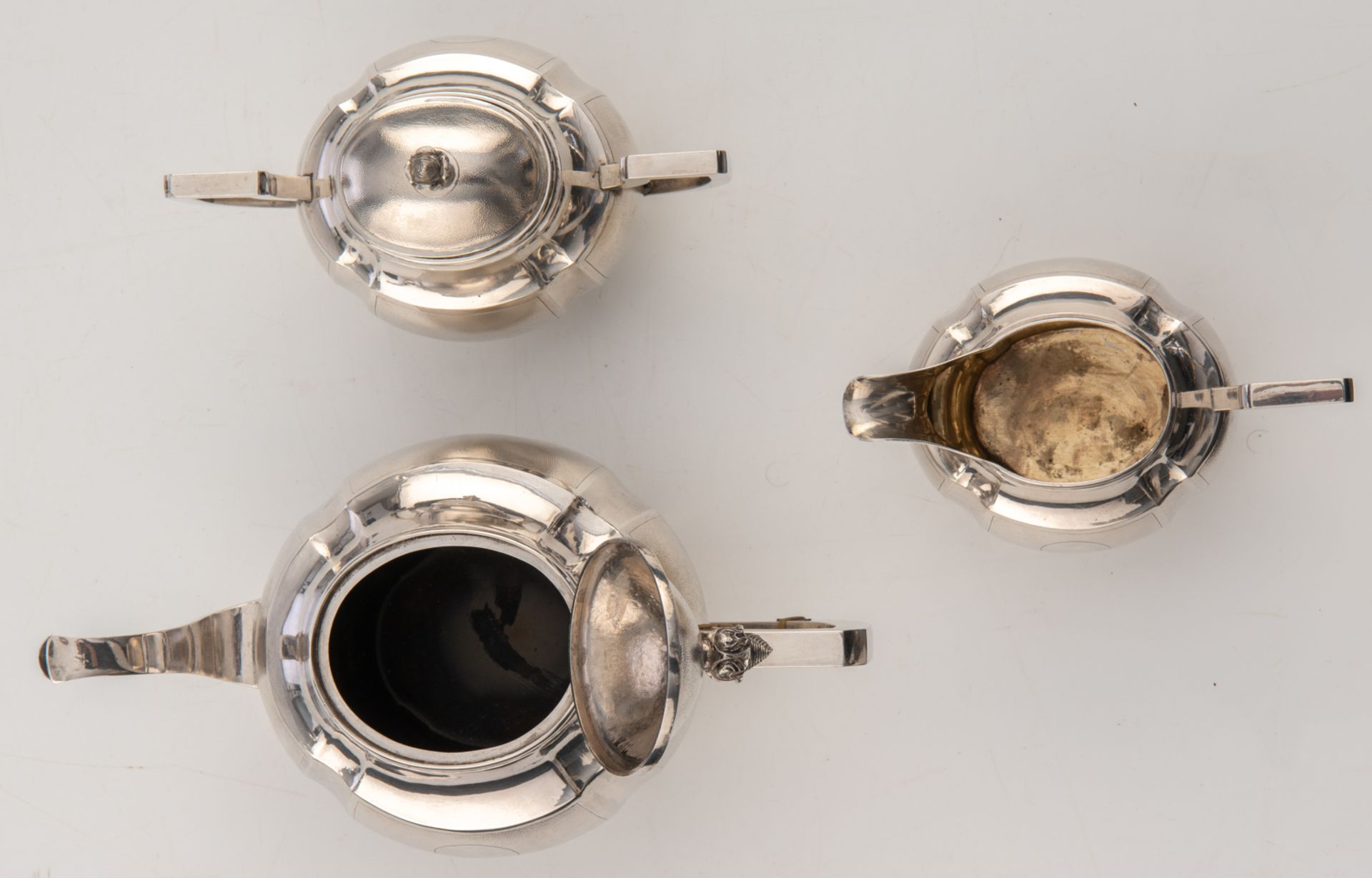 A Chinese three-piece silver tea set, hallmarked 'Zee Sung', Shanghai, H 4,5 - W 6 - D 13 cm (teapot - Bild 15 aus 21