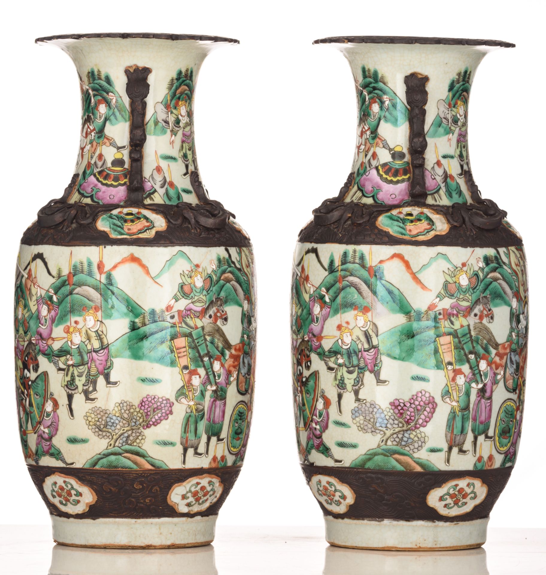 A pair of Chinese famille verte and famille rose relief decorated stoneware vases with warrior scene - Bild 4 aus 8
