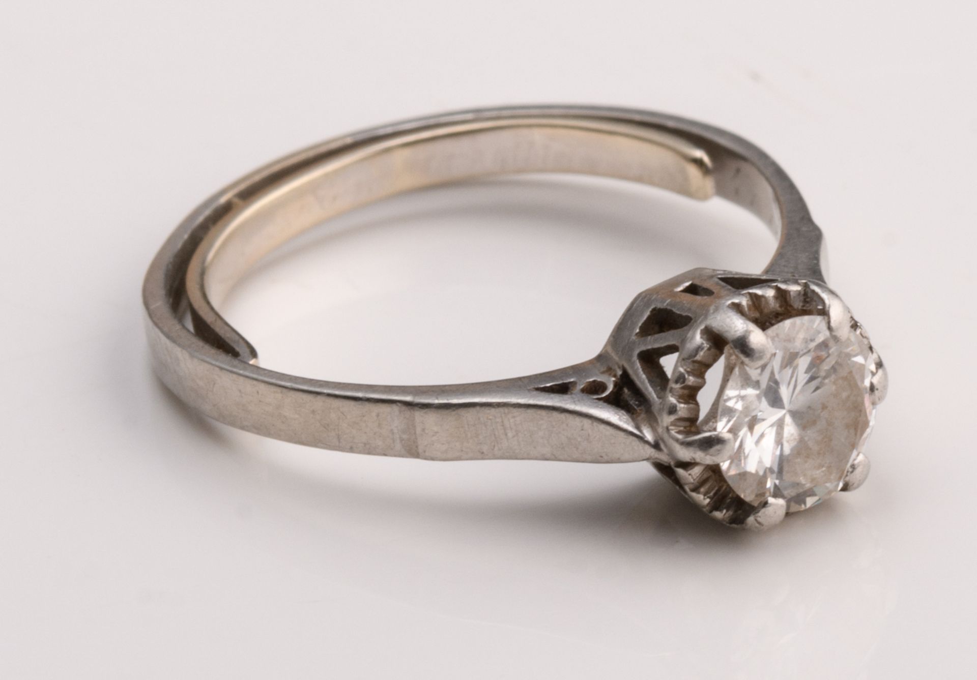 An 18ct white gold solitaire ring set with a brilliant-cut diamond, total weight 4,4 g - Ø diamond 6 - Bild 2 aus 3