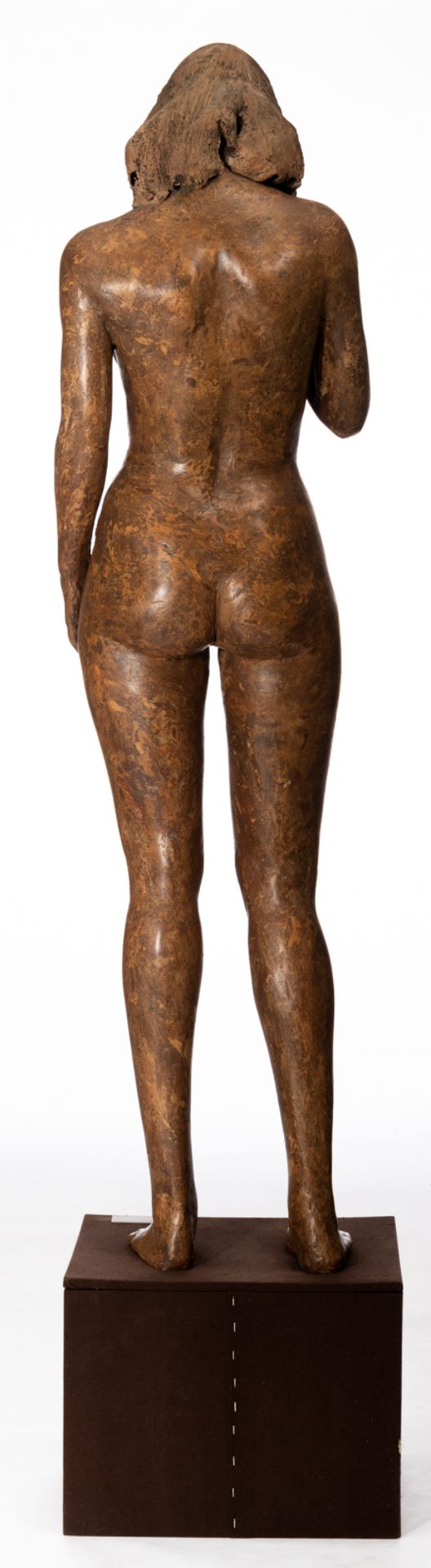 Dumortier J., 'Een pose is bevrijding van wat je bent', a patinated terracotta sculpture of a naked - Image 4 of 6