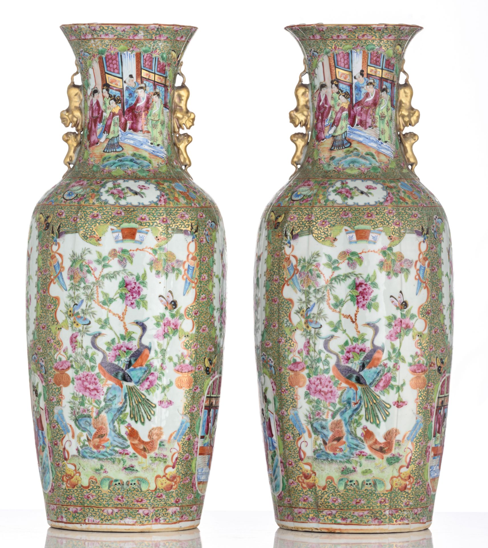 Two Chinese Canton relief vases, the roundels decorated with birds, flowers, butterflies and figures - Bild 3 aus 6