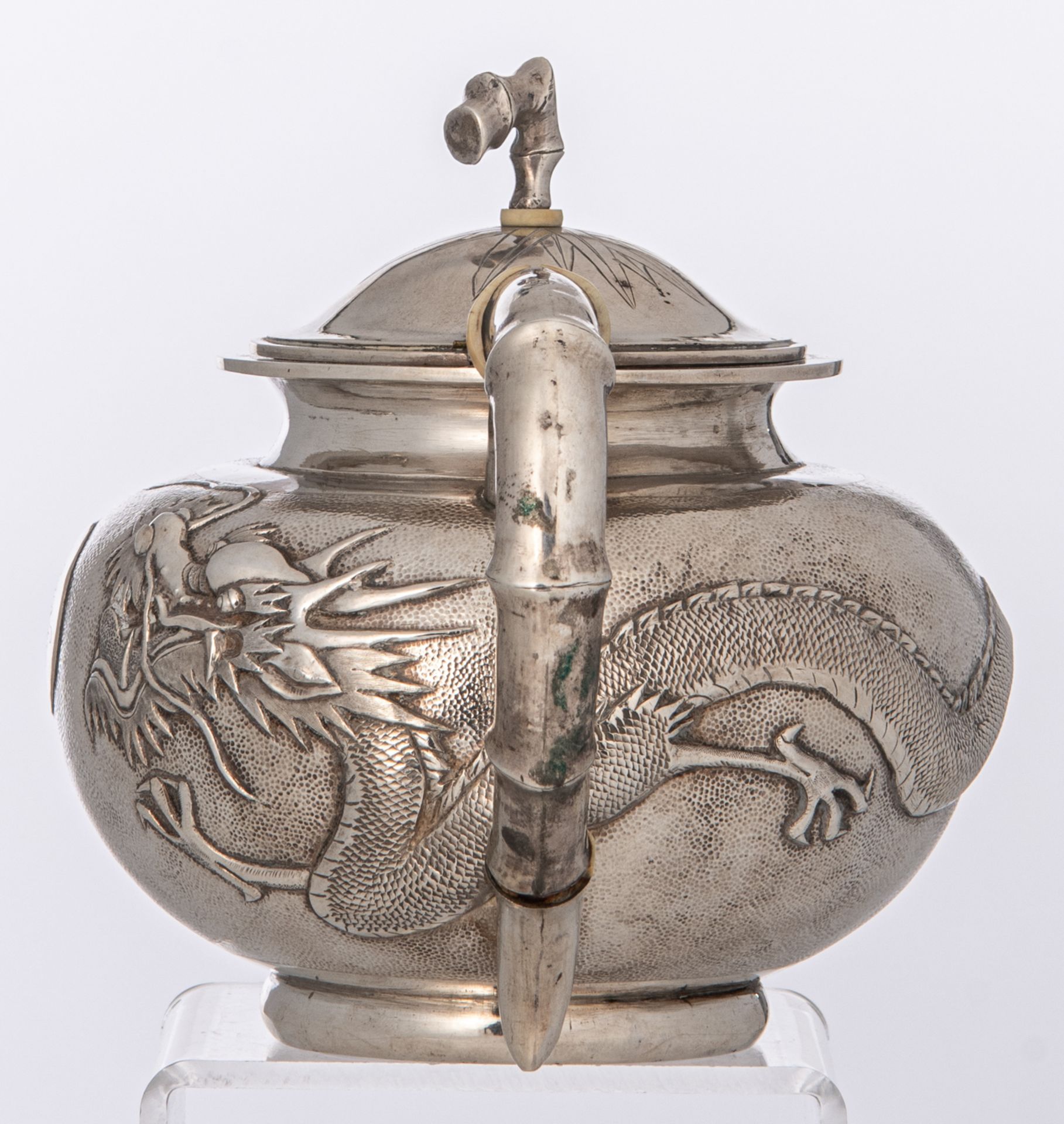 A Chinese three-piece silver tea set with dragon design, marked 'Yok Sang', Shanghai, H 4,5 - W 25,5 - Bild 3 aus 19