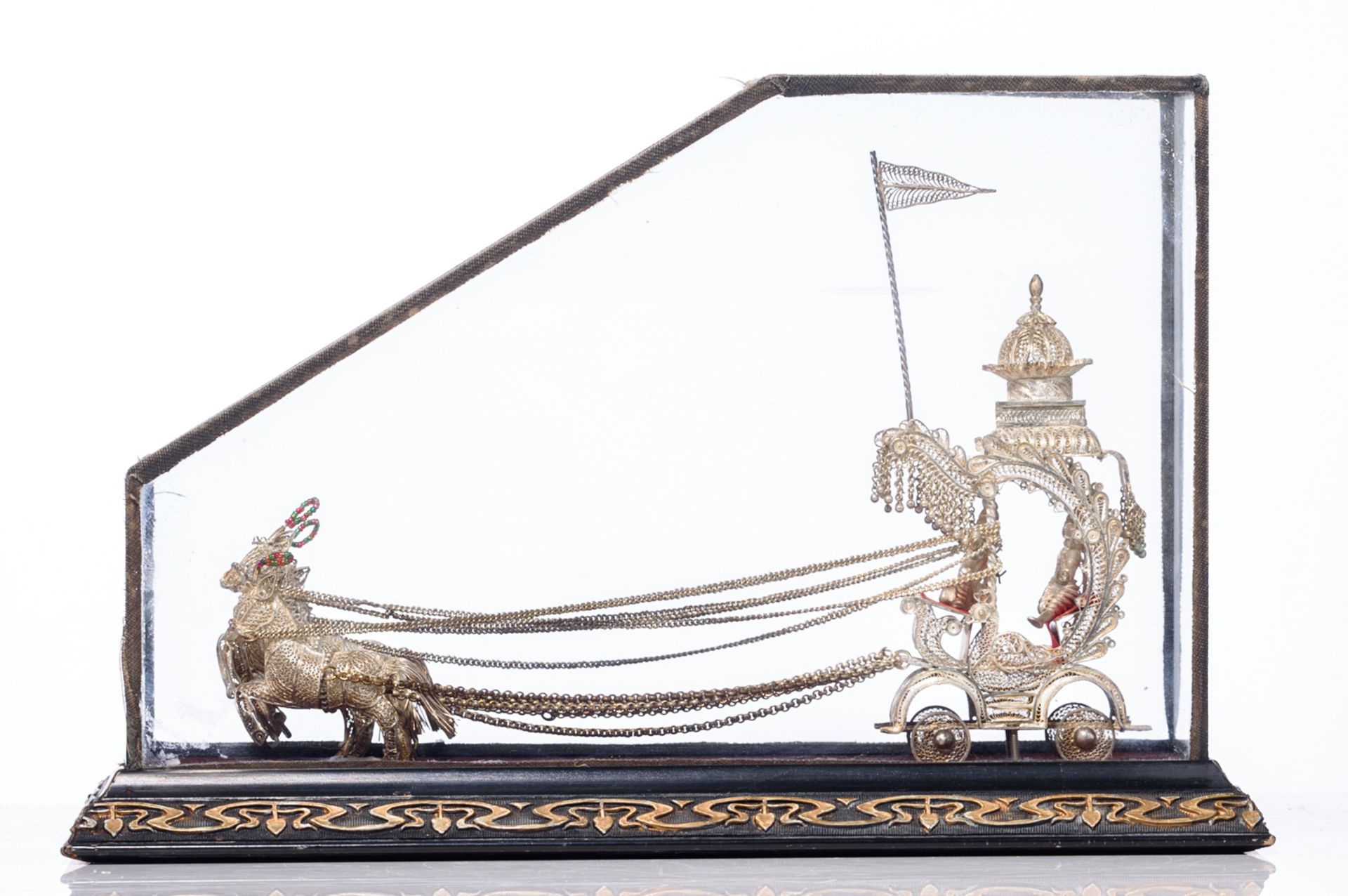 An Oriental silver filigree horse-drawn carriage, in a glass case with an Art Nouveau decorated base - Bild 2 aus 7