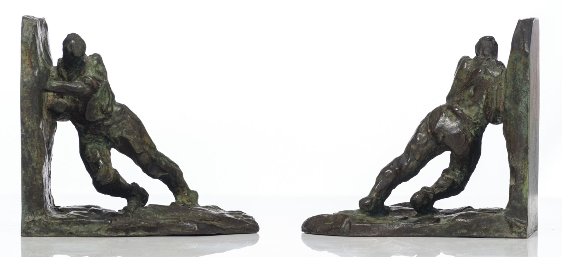 Demanet V., a pair of Art Deco bookends with pushing men, green patinated bronze, H 13 - W 14 cm - Bild 4 aus 7