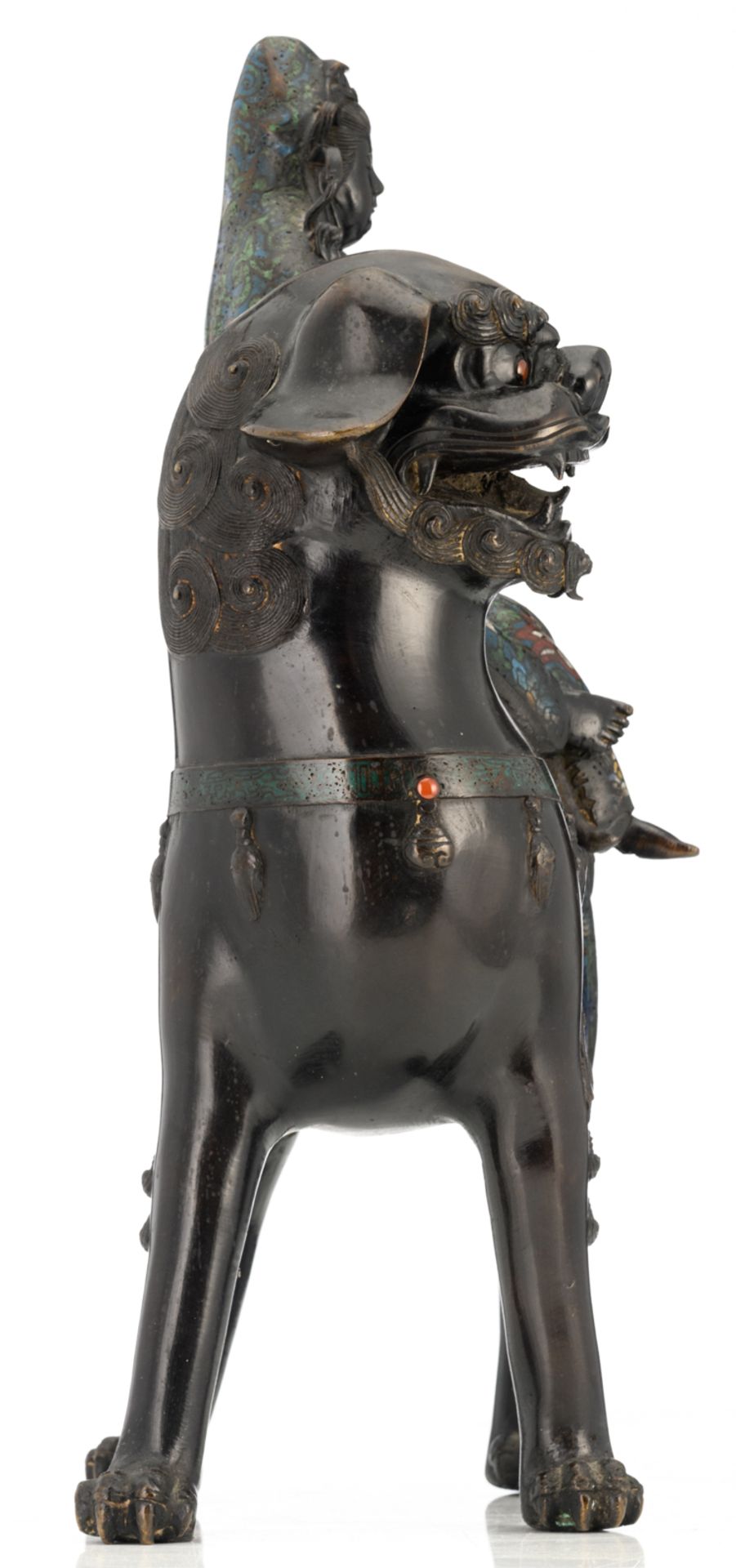 A Chinese champlevé enamel bronze figure, depicting a Guanyin, seated on a Fu lion, marked, 19th/20t - Image 5 of 8