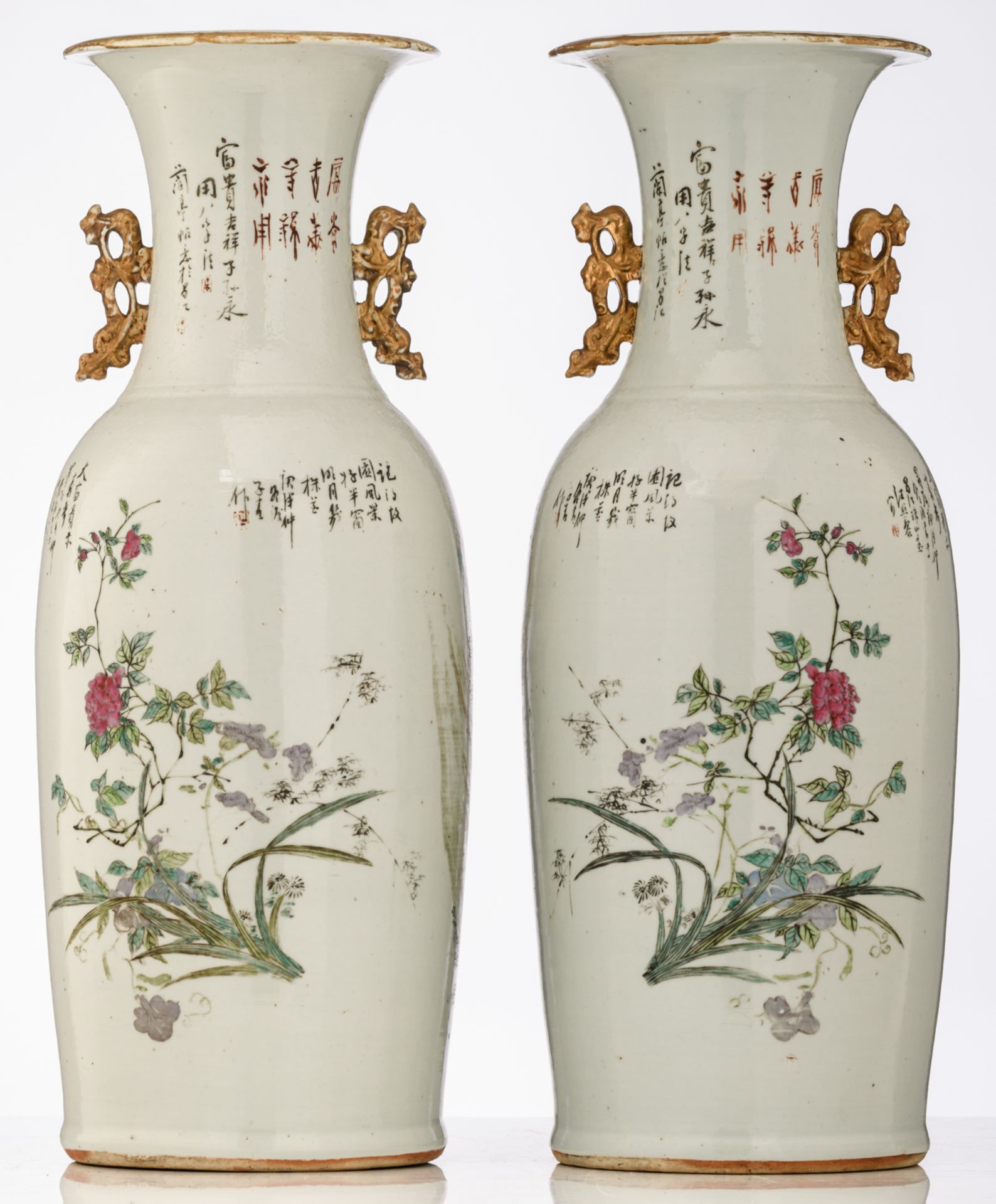 A pair of Chinese polychrome vases, all-over decorated with flowers, texts and Immortals in a landsc - Bild 3 aus 6