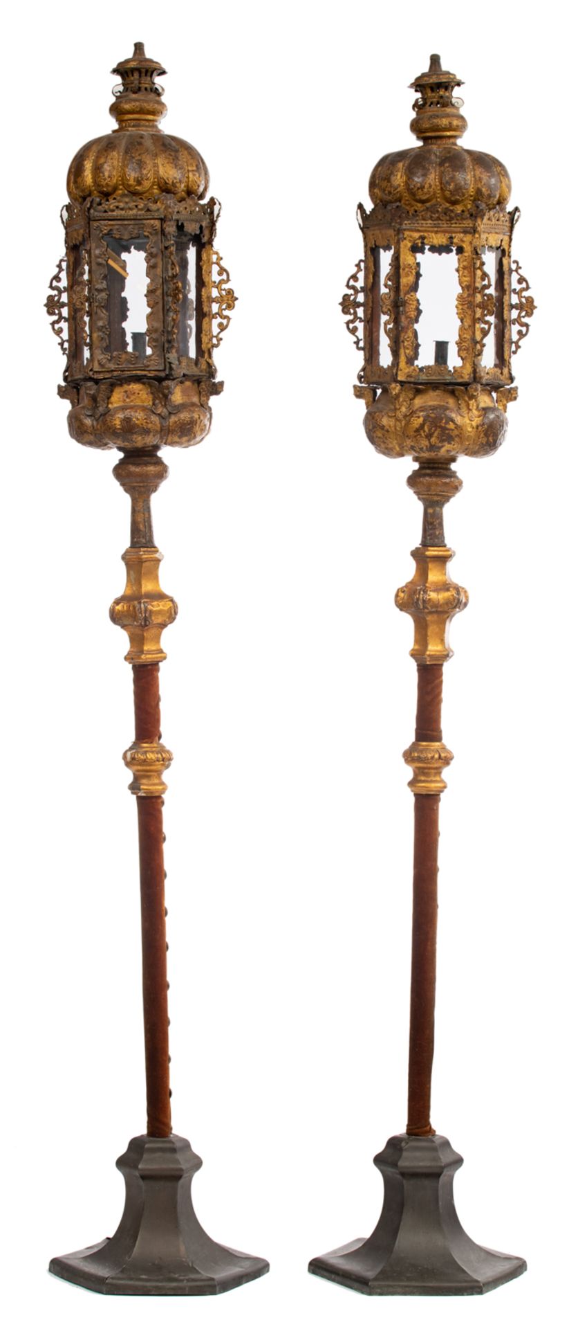 An imposing pair of Italian Baroque gilt bronze lanterns, decorated with angel heads, on two matchin - Image 4 of 4