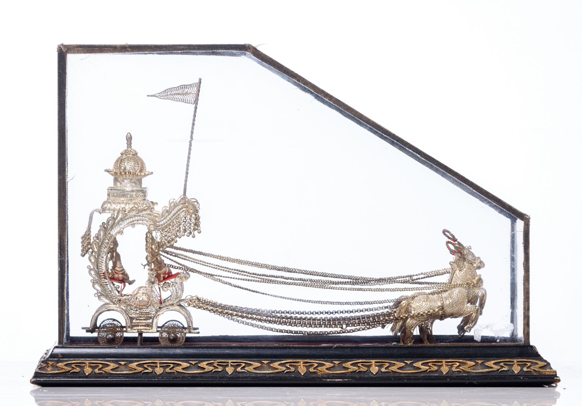 An Oriental silver filigree horse-drawn carriage, in a glass case with an Art Nouveau decorated base - Bild 4 aus 7
