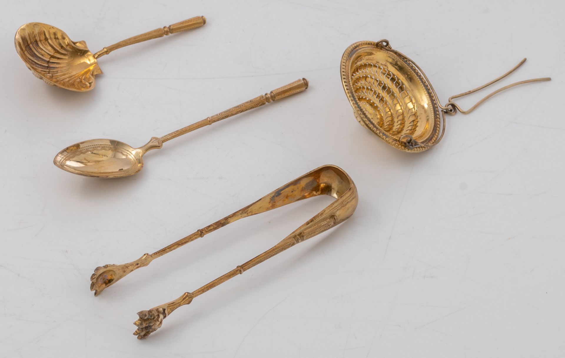 A 19thC French silver vermeil tea set with 24 spoons, a tea strainer and a tong, in a heart-shaped M - Bild 2 aus 5